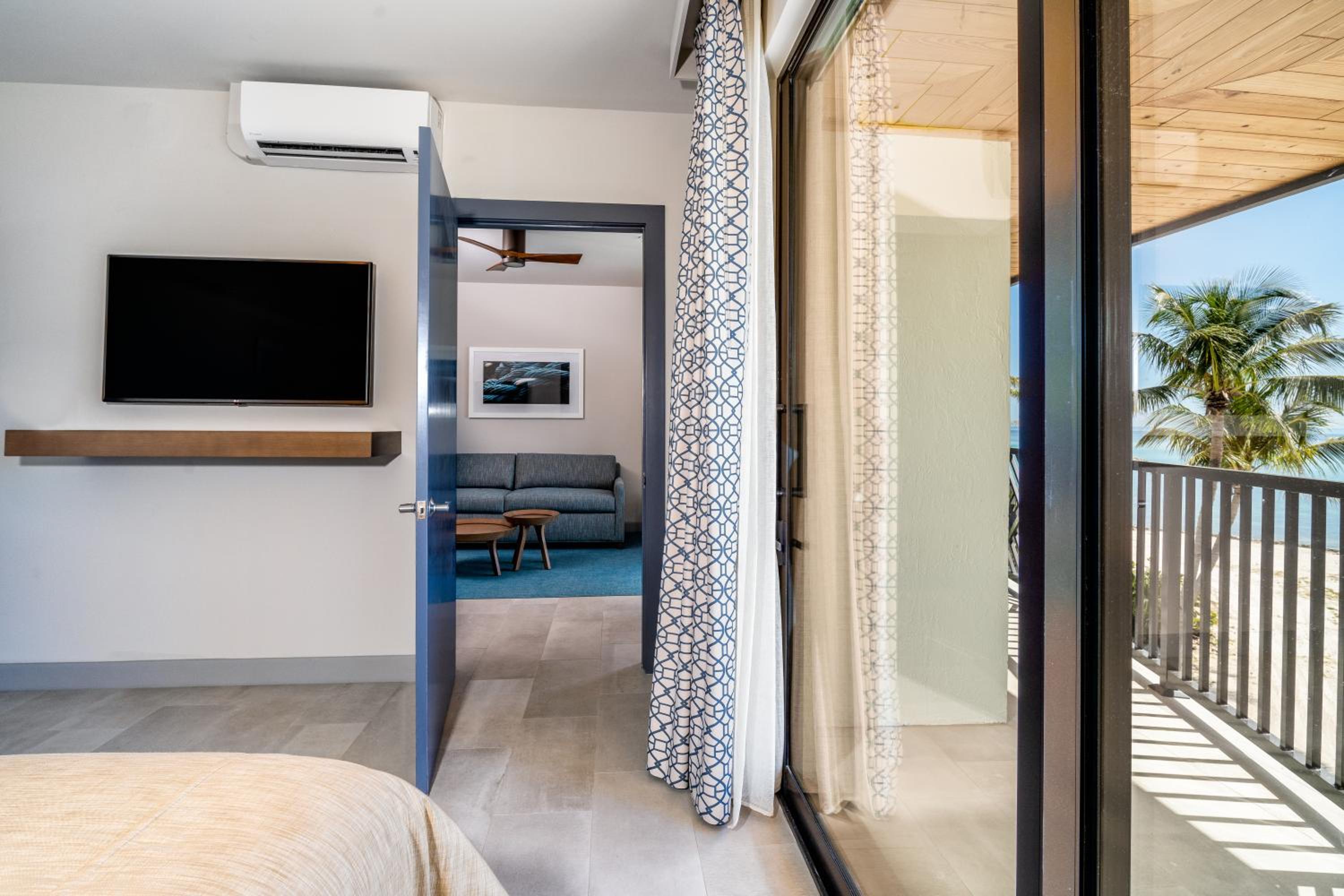 Deluxe King Suite - Photo 11