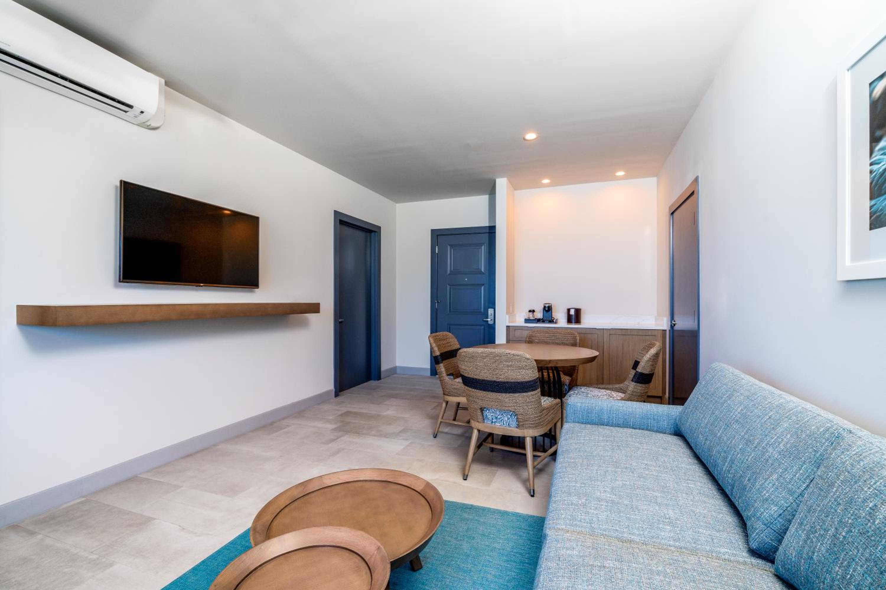 Deluxe King Suite - Photo 13
