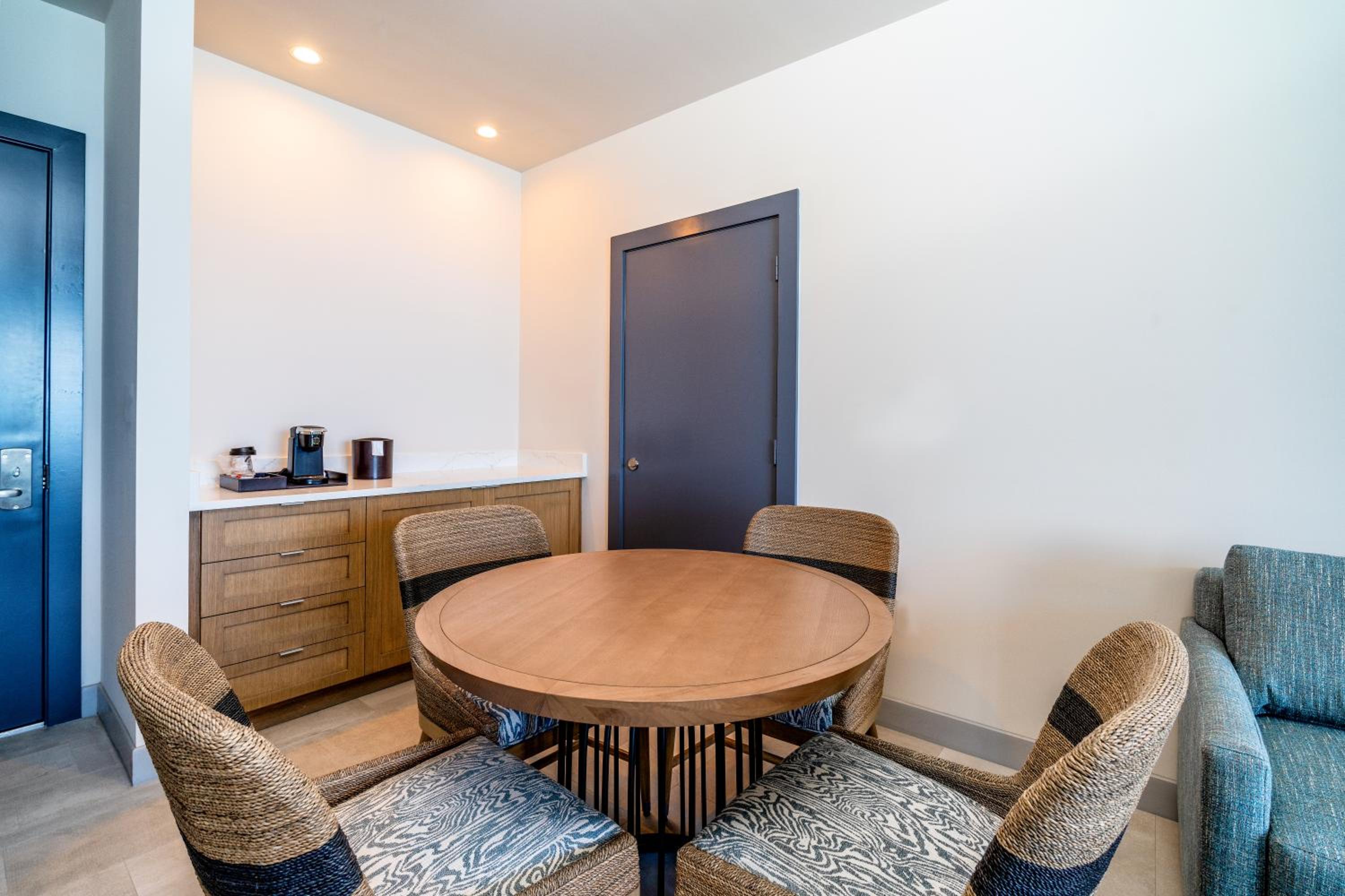 Deluxe King Suite - Photo 14