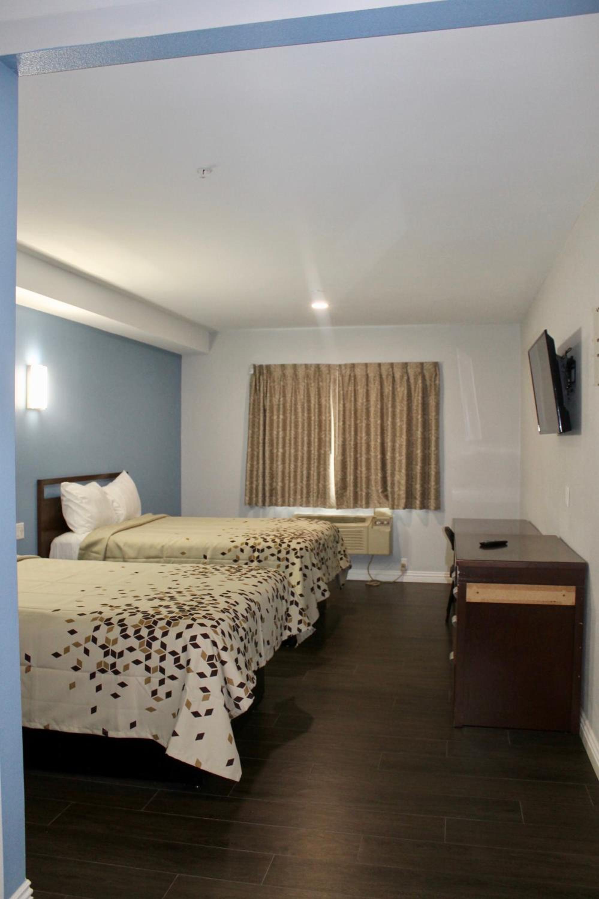 Queen Room with Two Queen Beds - Non-Smoking photo 3