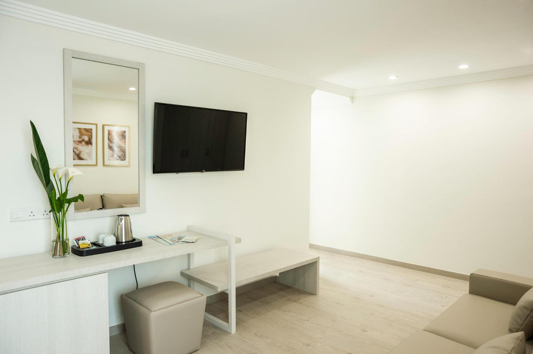 King Suite with Balcony - Photo 4