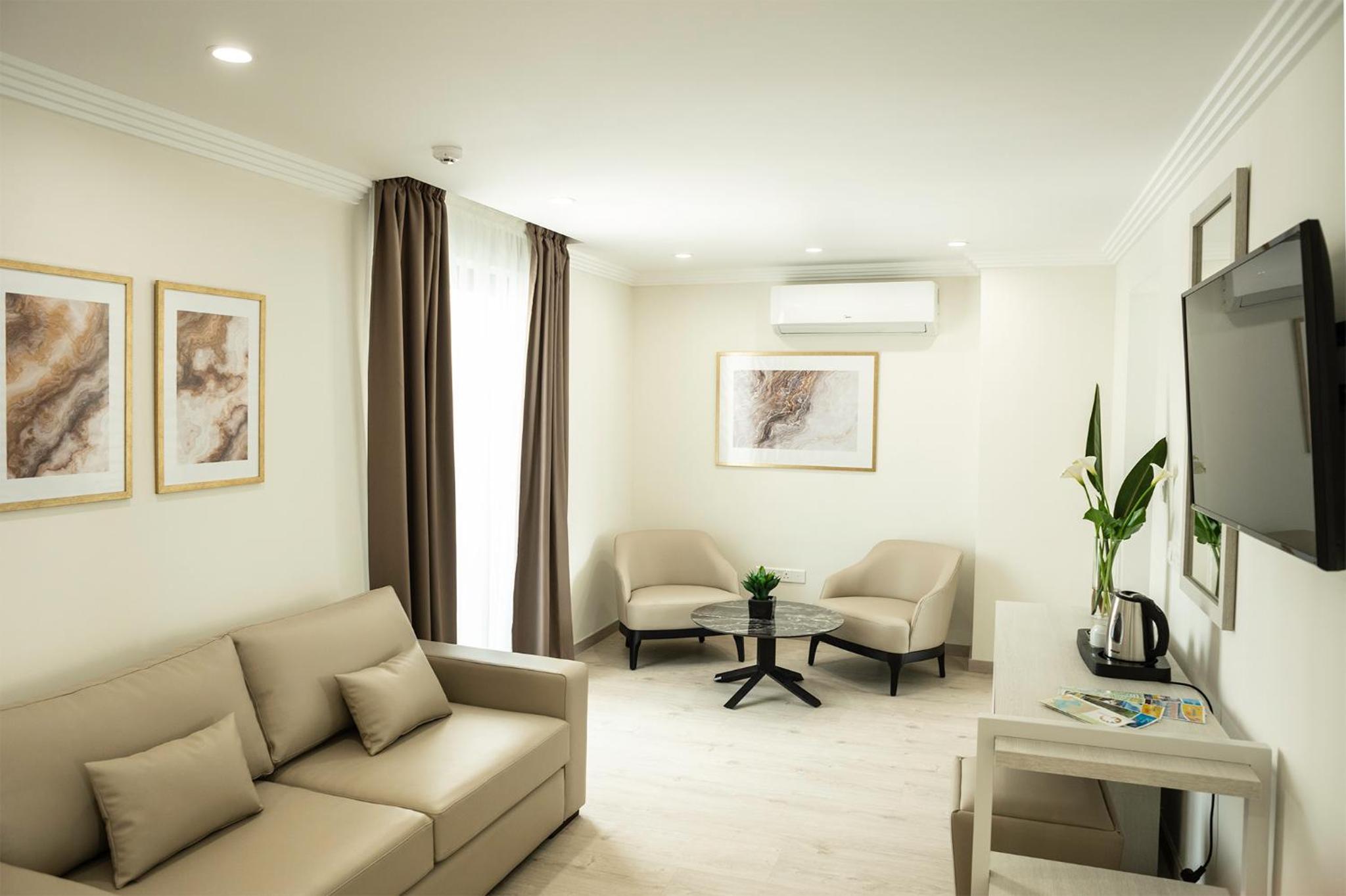 King Suite with Balcony - Photo 7