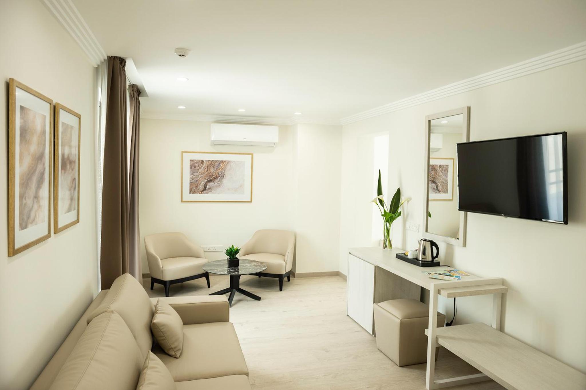 King Suite with Balcony - Photo 8