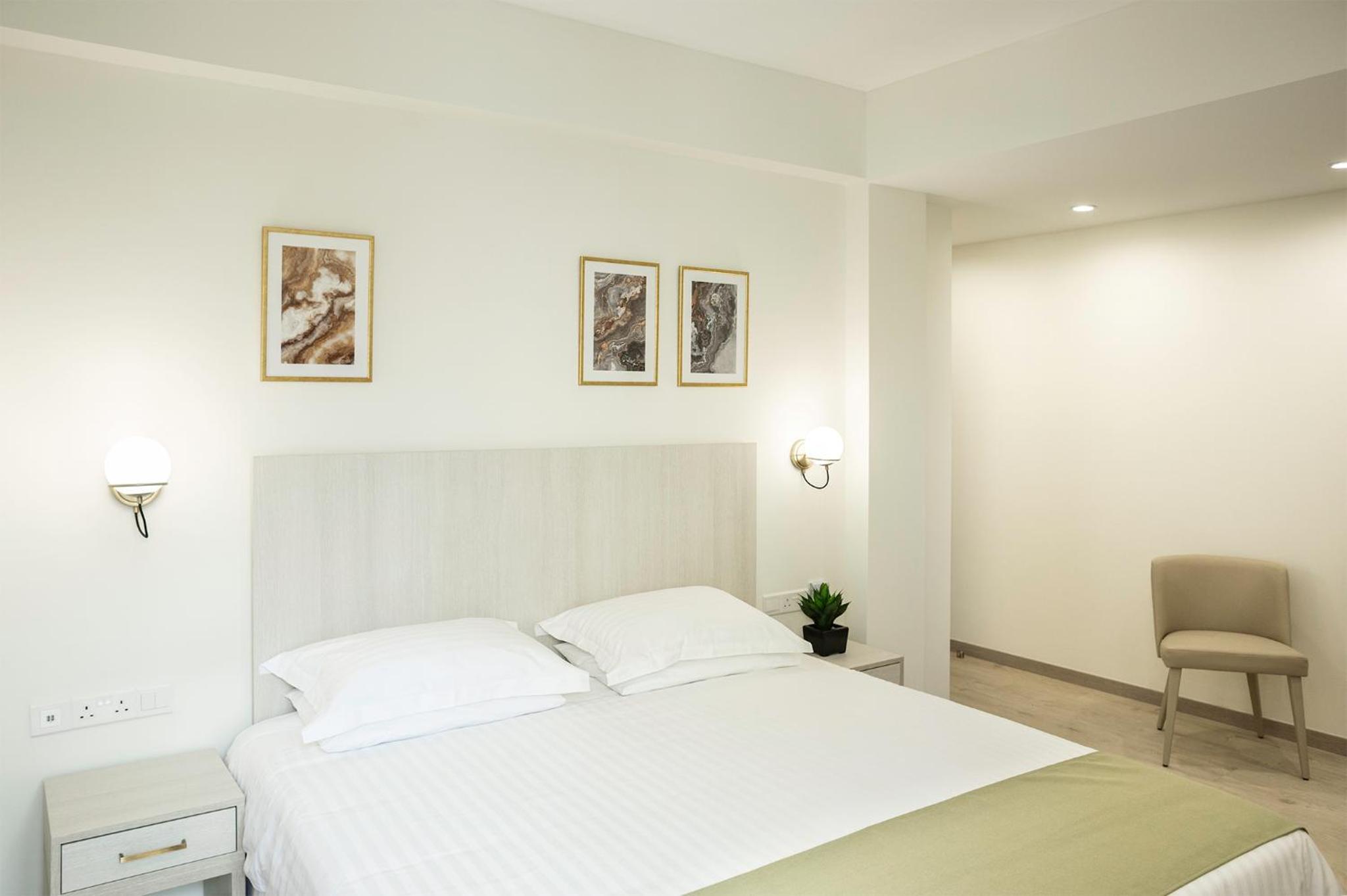 King Suite with Balcony - Photo 9