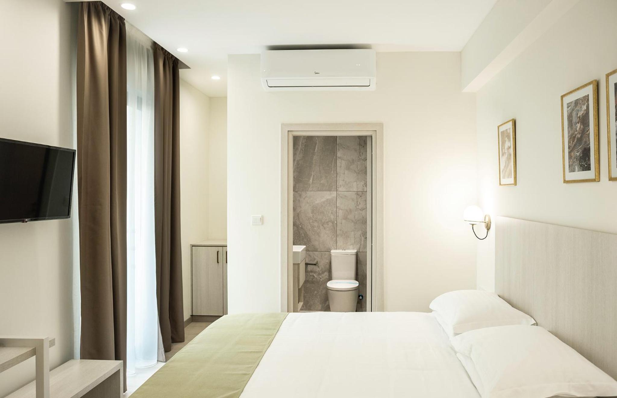 Deluxe Double Room with Balcony - Photo 19
