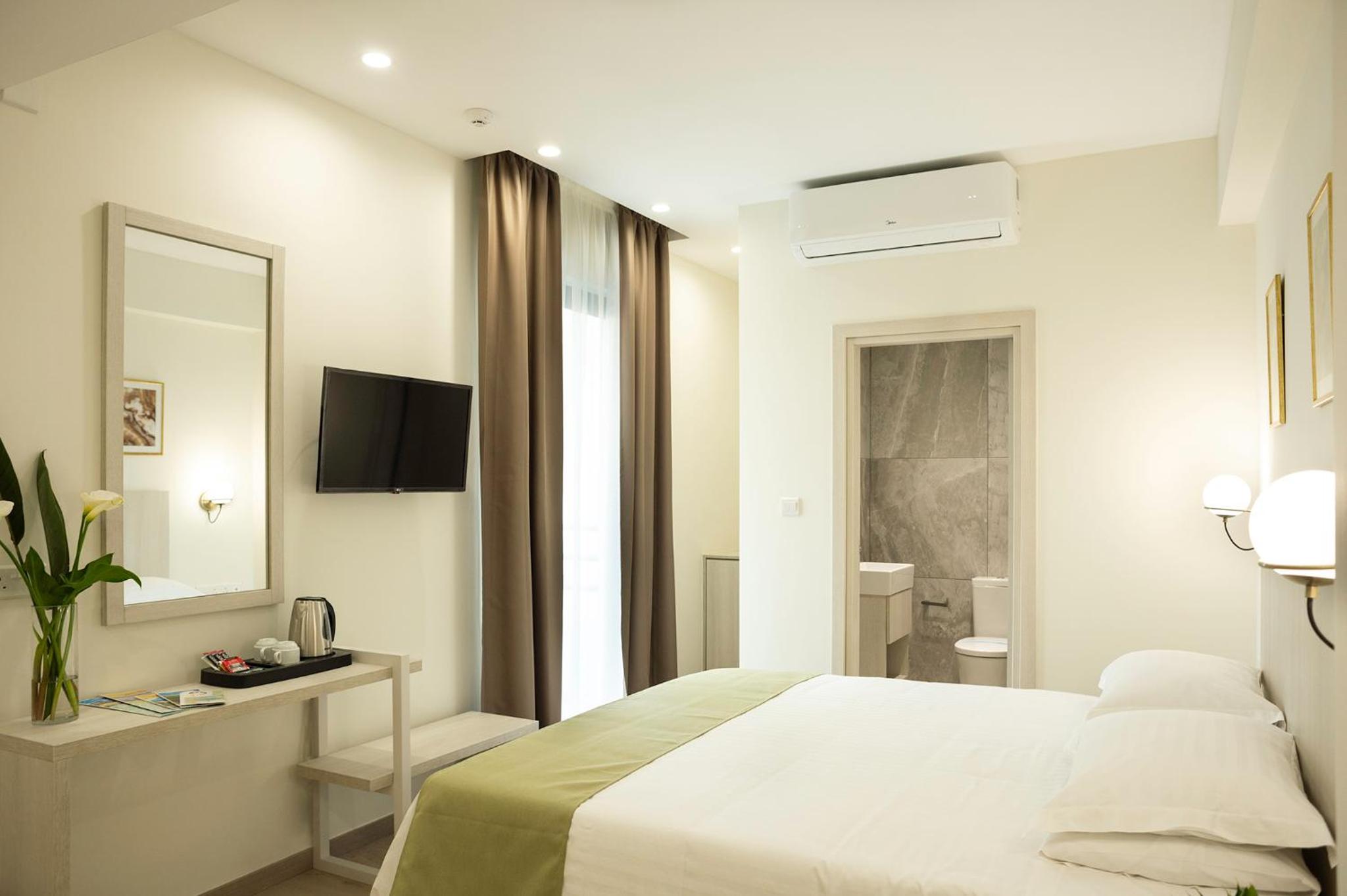 Deluxe Double Room with Balcony - Photo 11