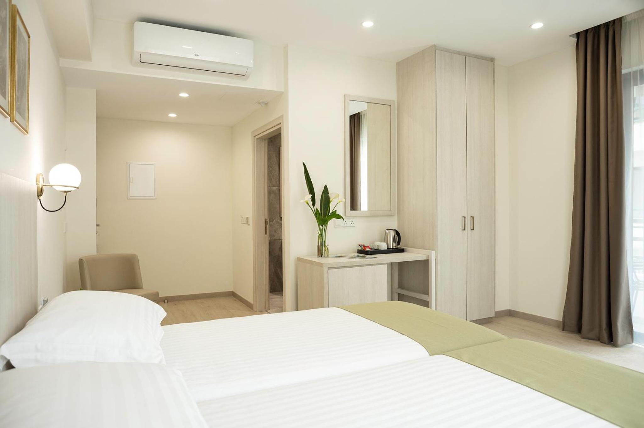 Deluxe Double Room with Balcony - Photo 21
