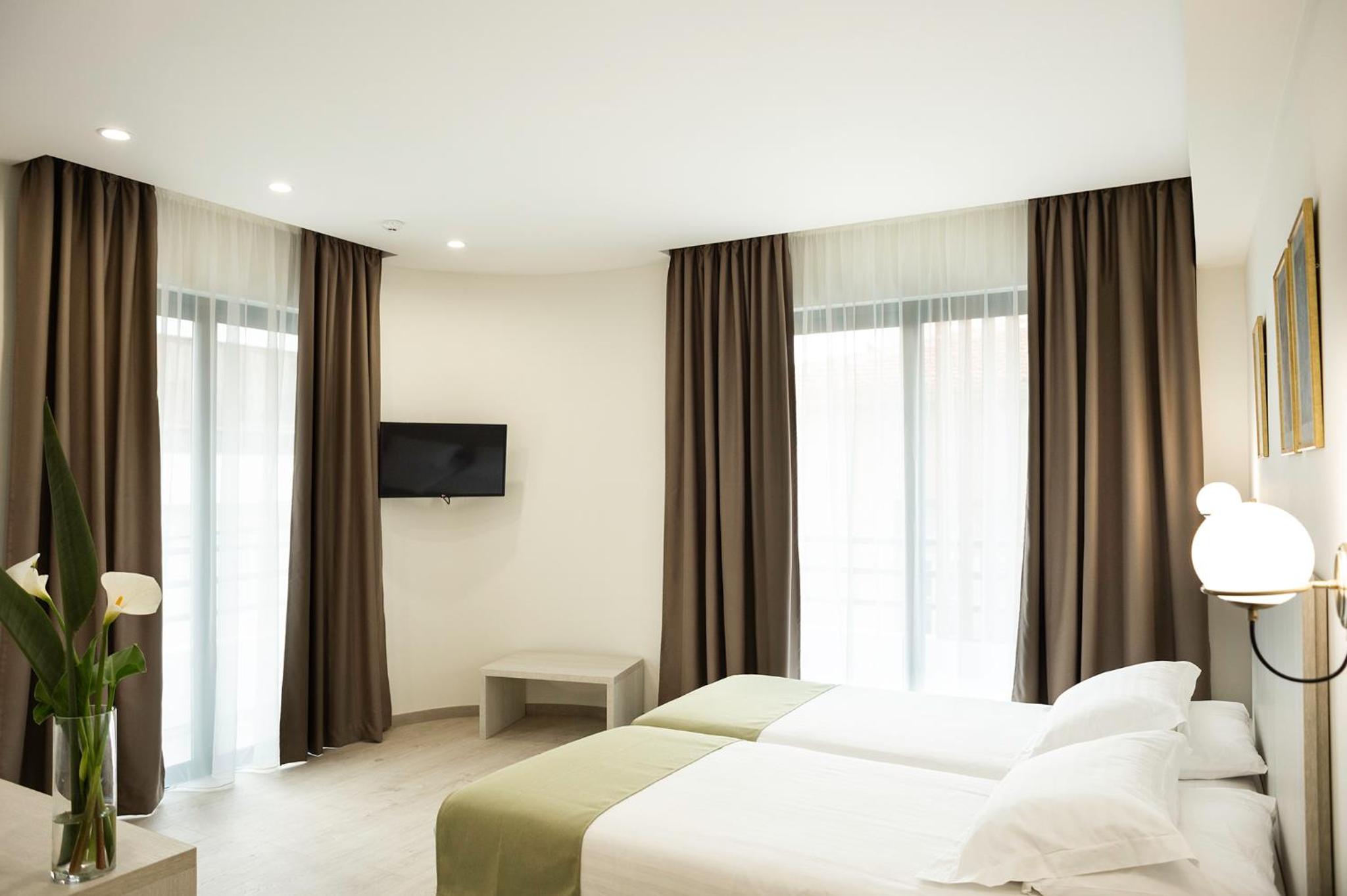 Deluxe Double Room with Balcony - Photo 22