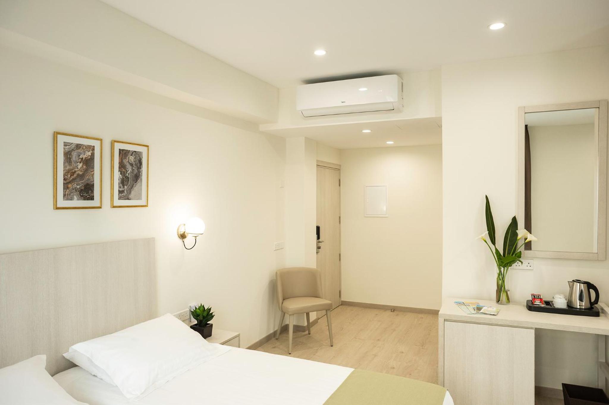 Deluxe Double Room with Balcony - Photo 18
