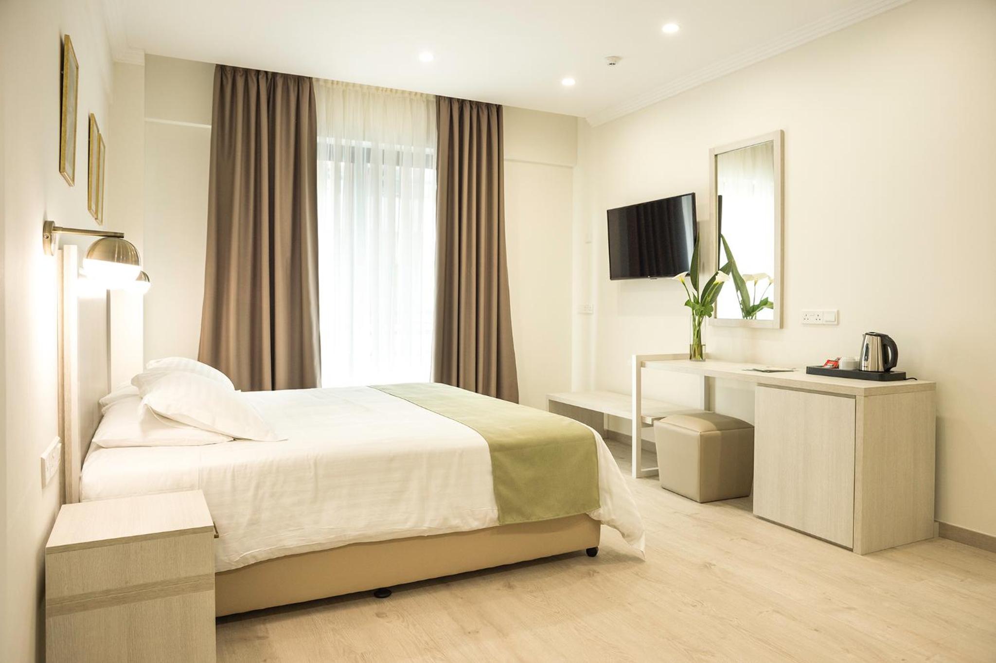 Deluxe Double Room with Balcony - Photo 12