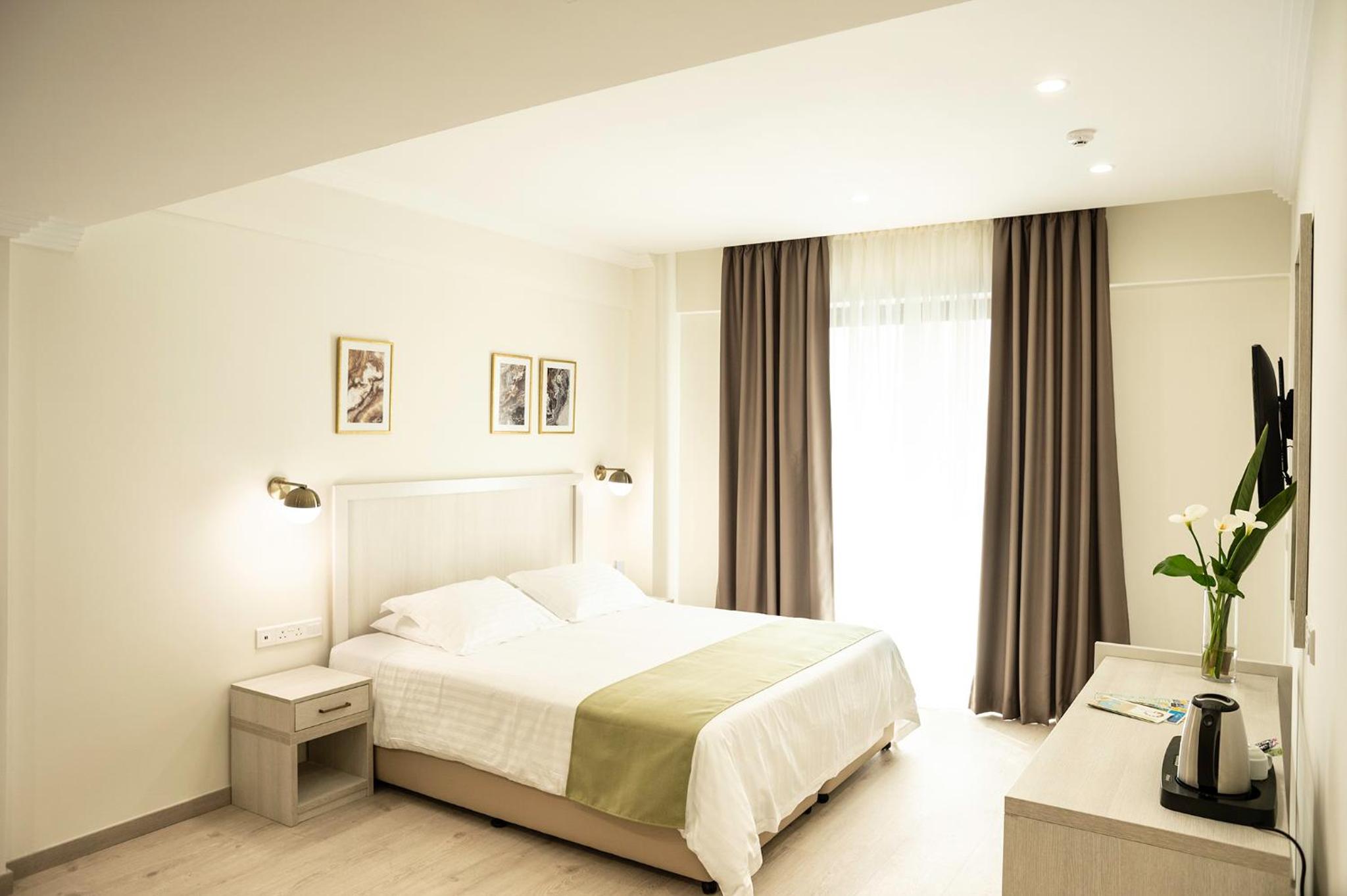Suite - Photo 25