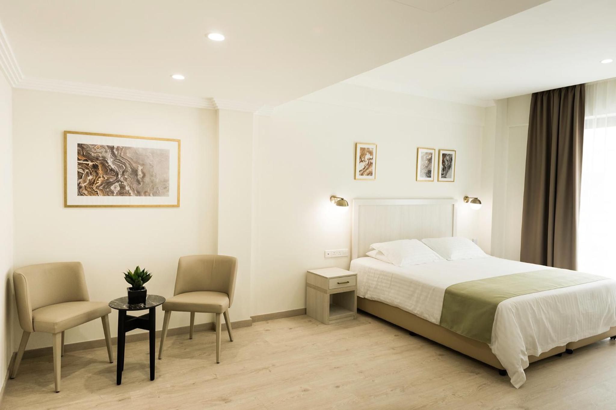 Suite - Photo 18