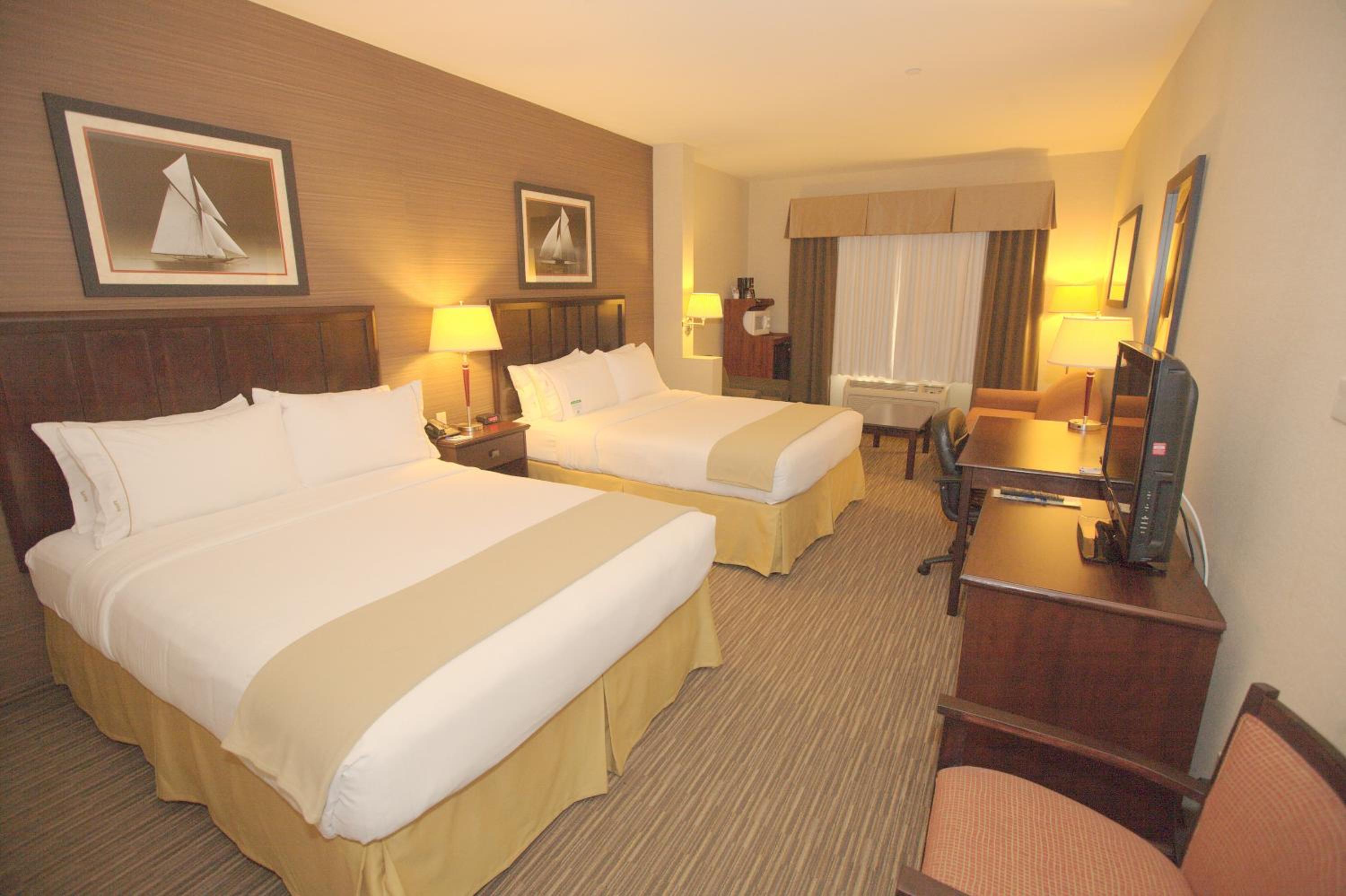 Queen Room with Two Queen Beds - Hearing Accessible/Non-Smoking - Photo 2