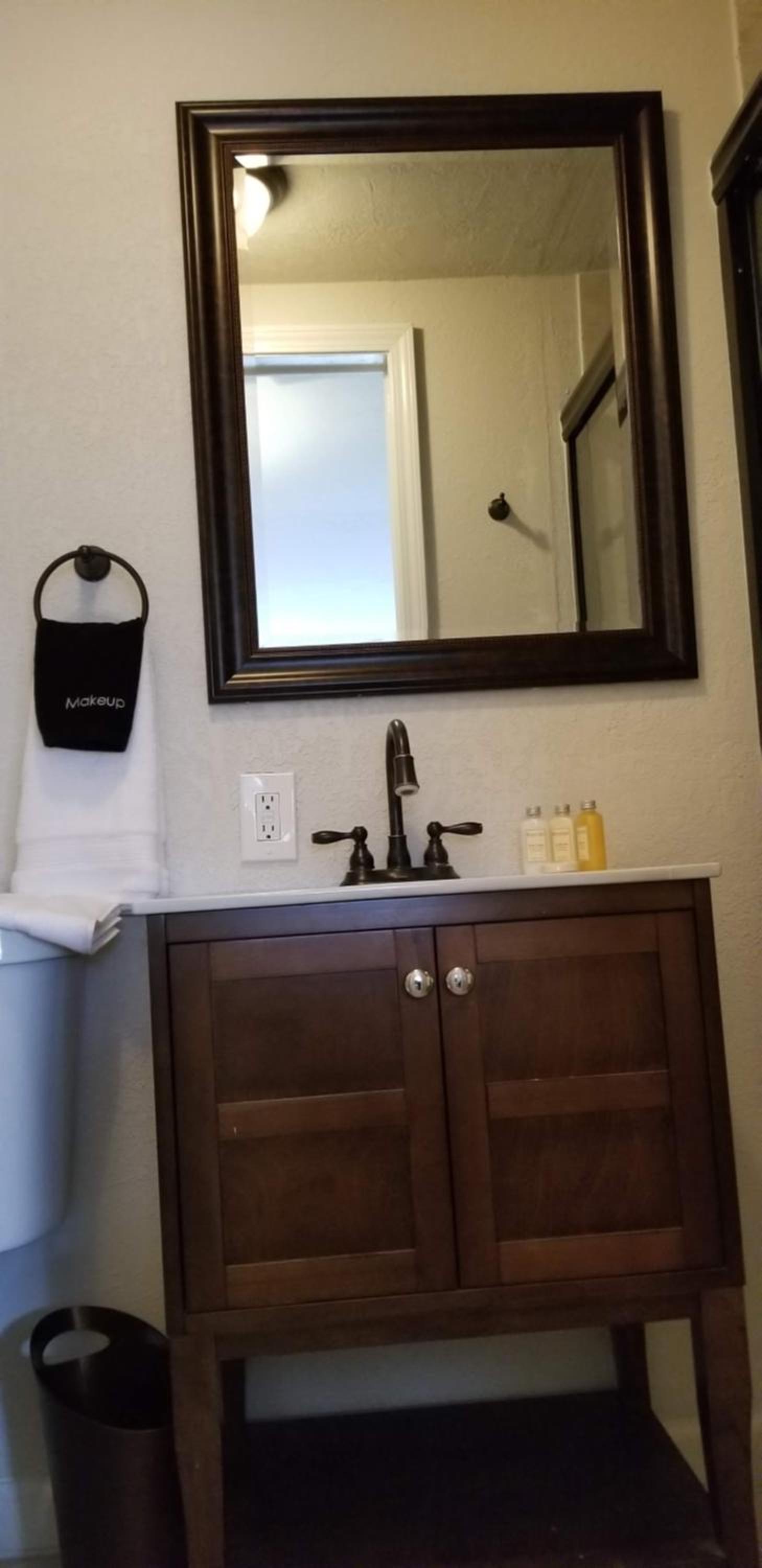 Queen Room photo 2