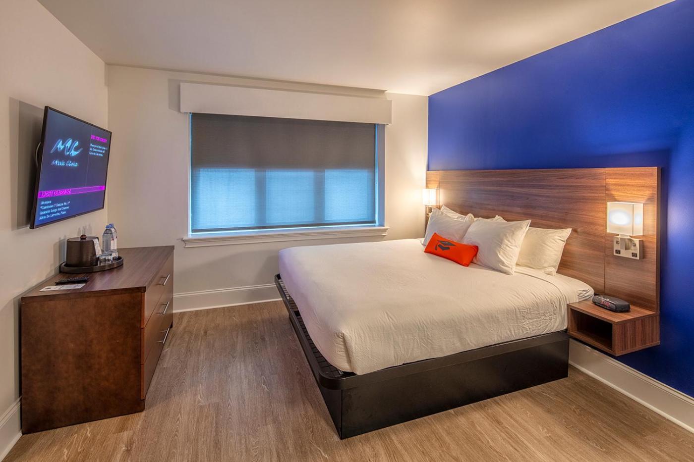 1 King Bed, Non-Smoking photo 3
