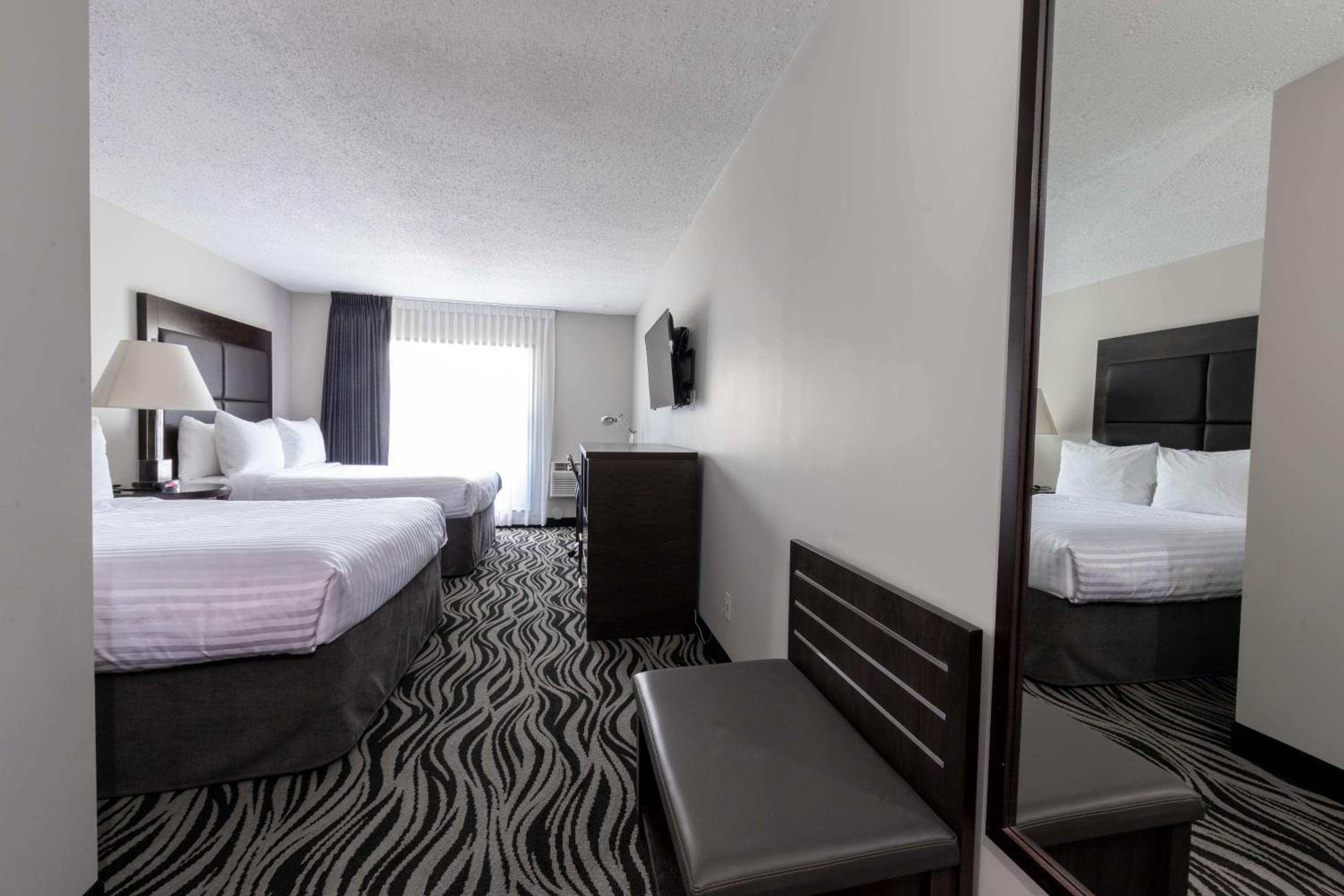 Queen Room with Two Queen Beds and Work Desk - Second Floor/No Pets Allowed/Non-Smoking - Photo 5