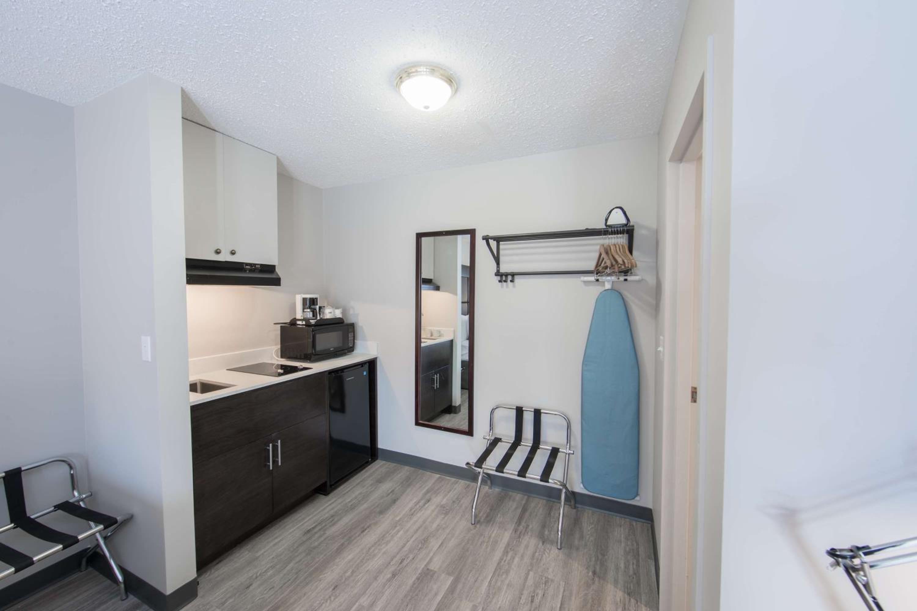 Queen Suite with Two Queen Beds and Kitchenette - Photo 8