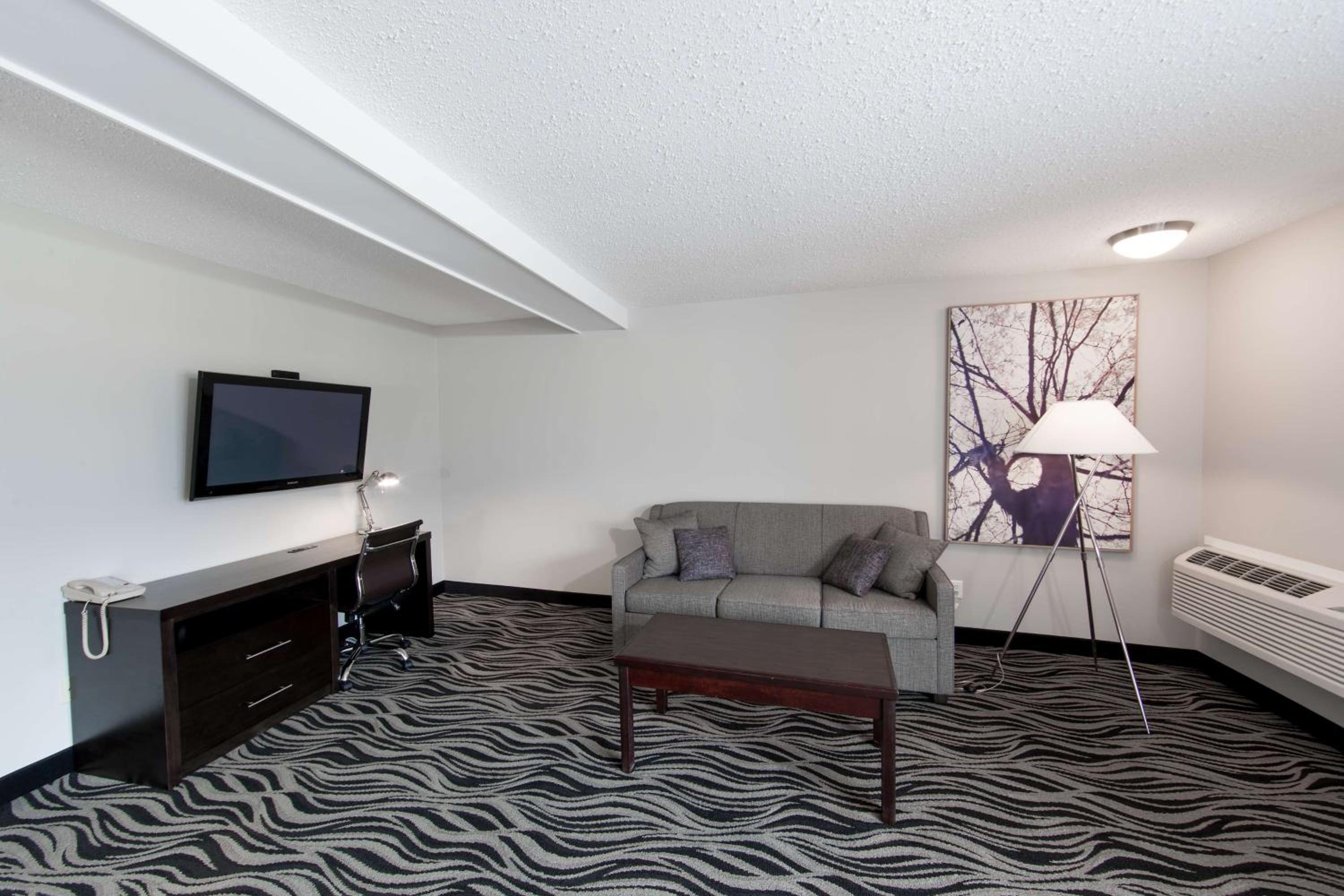 Queen Suite with Two Queen Beds and Kitchenette - Photo 2