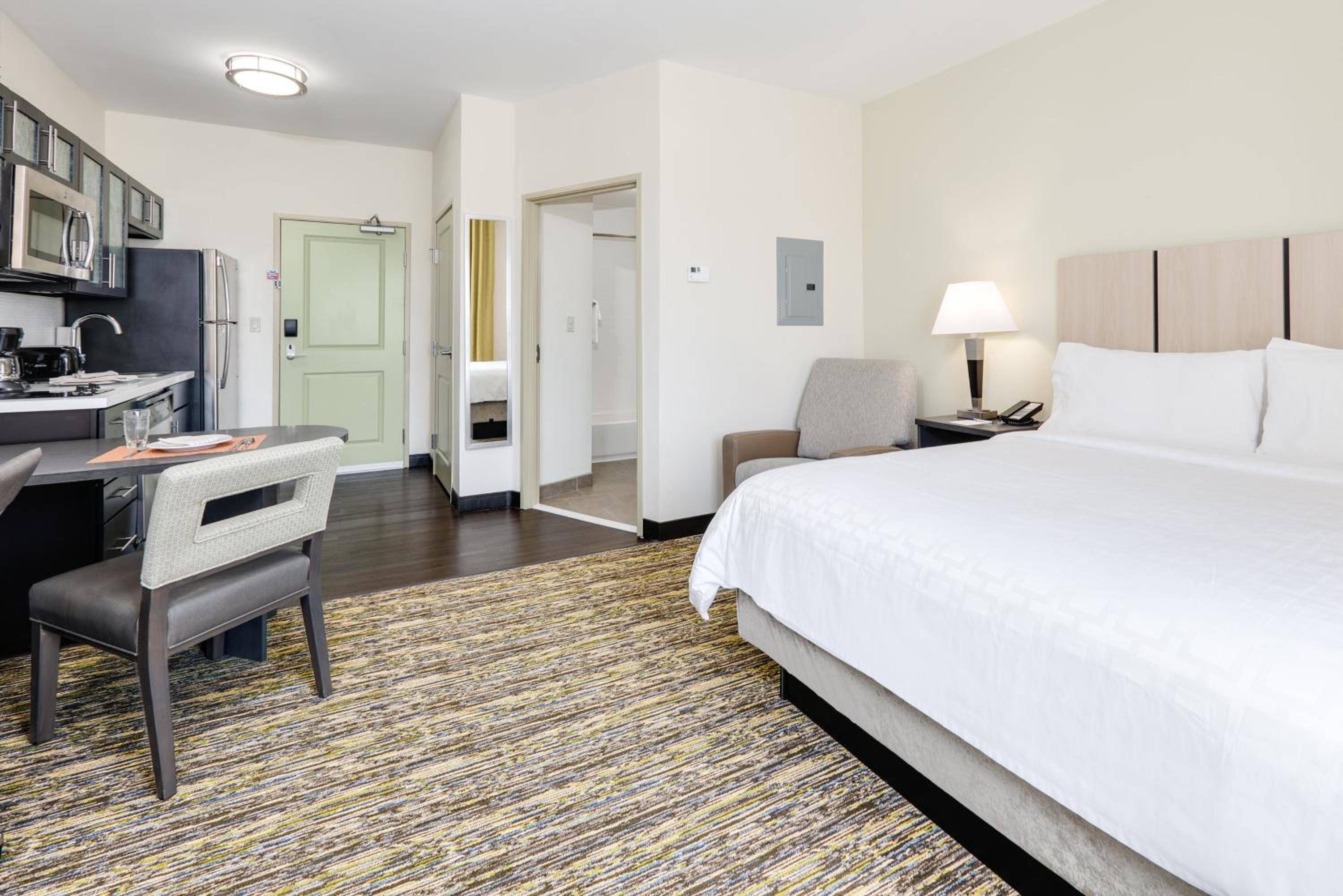 Queen Studio Suite with Roll In Shower - Mobility Accessible photo 2