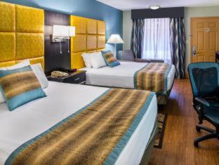 Queen Room with Two Queen Beds and Roll-In Shower - Mobility Access/Non-Smoking photo 3