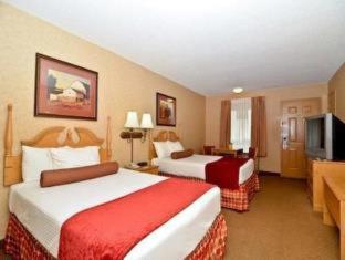 Queen Room with Two Queen Beds and Roll-In Shower - Mobility Access/Non-Smoking photo 2