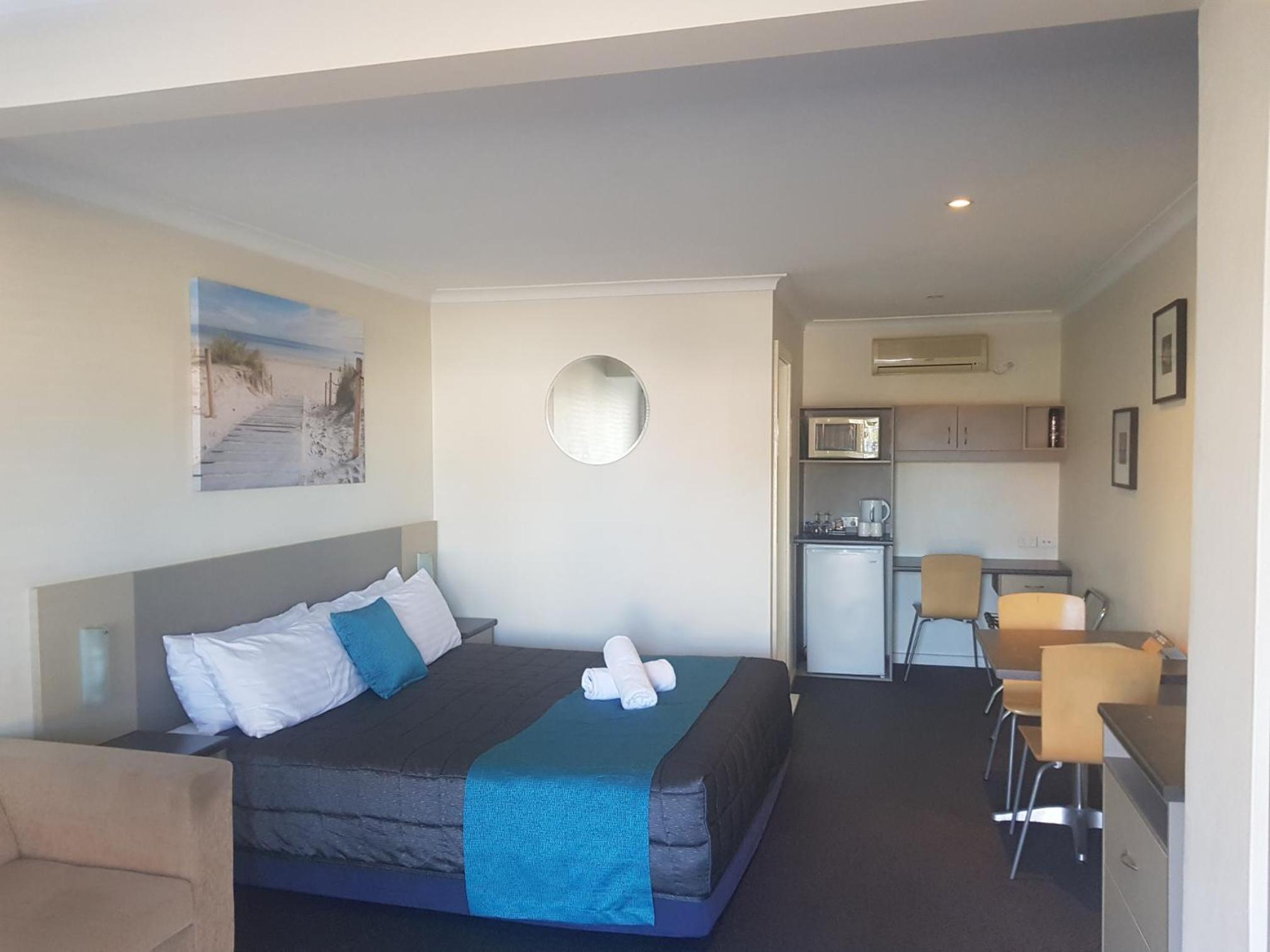 Deluxe King Room - Photo 2