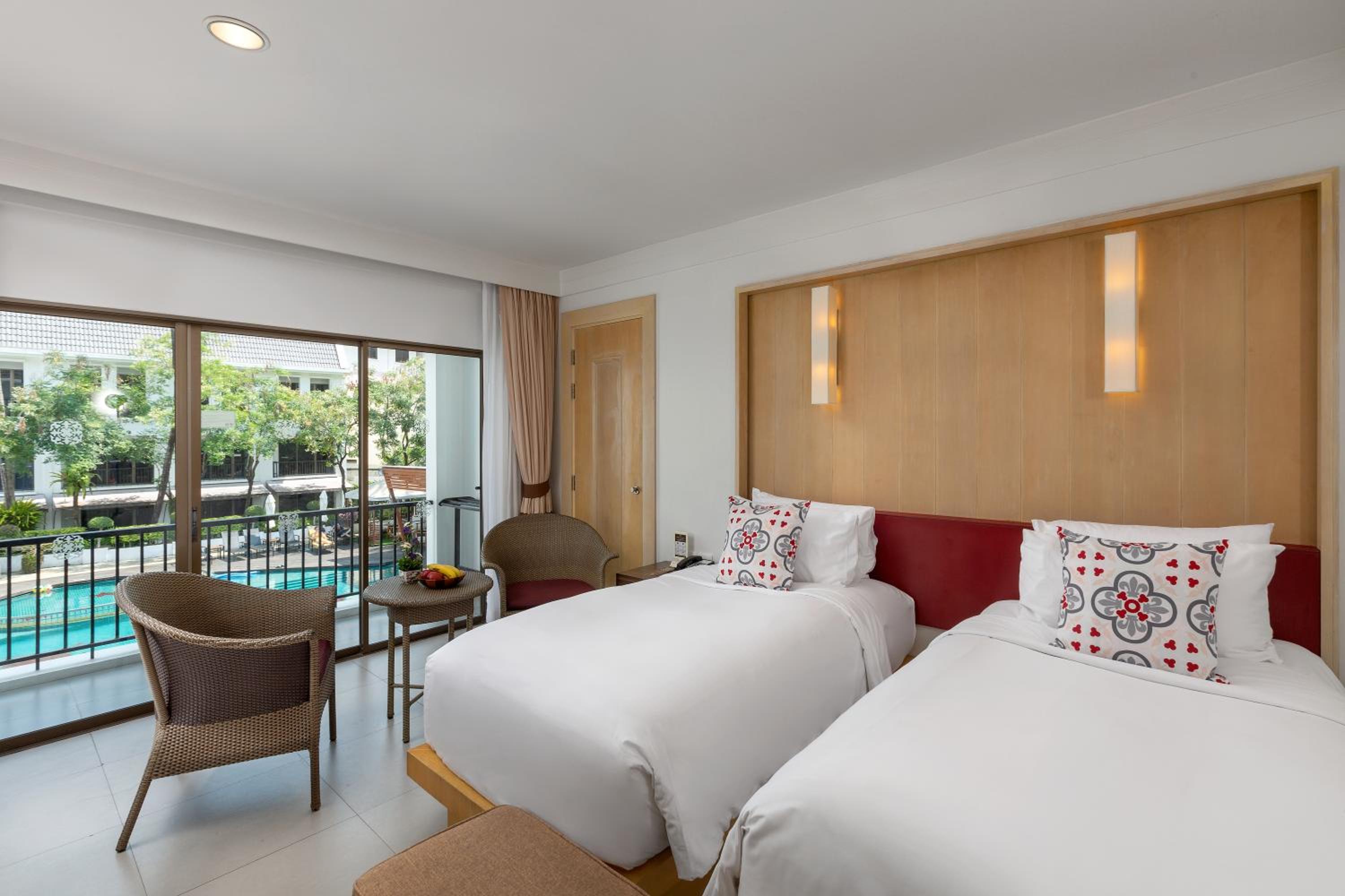 Deluxe Double or Twin Room with Pool View - Photo 9