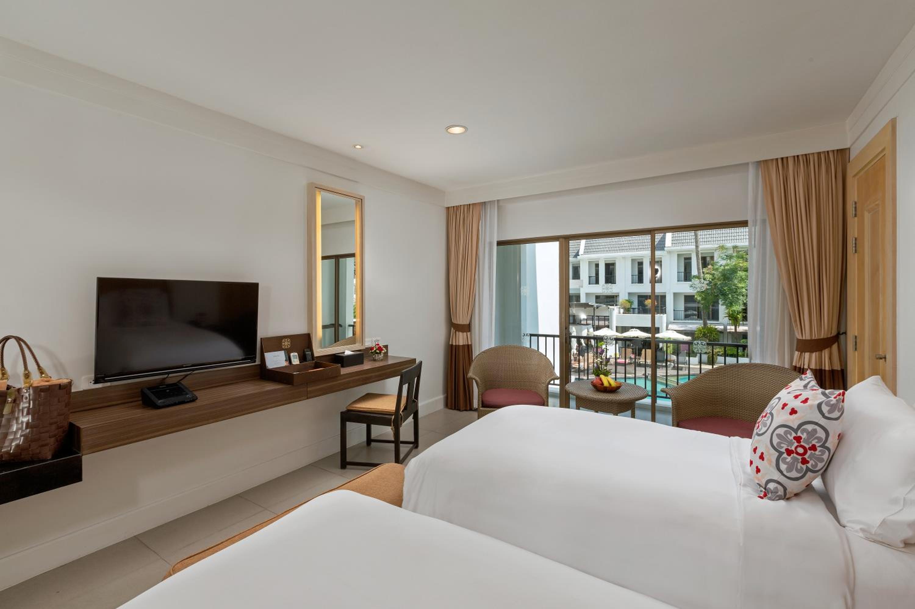 Deluxe Double or Twin Room with Pool View - Photo 8