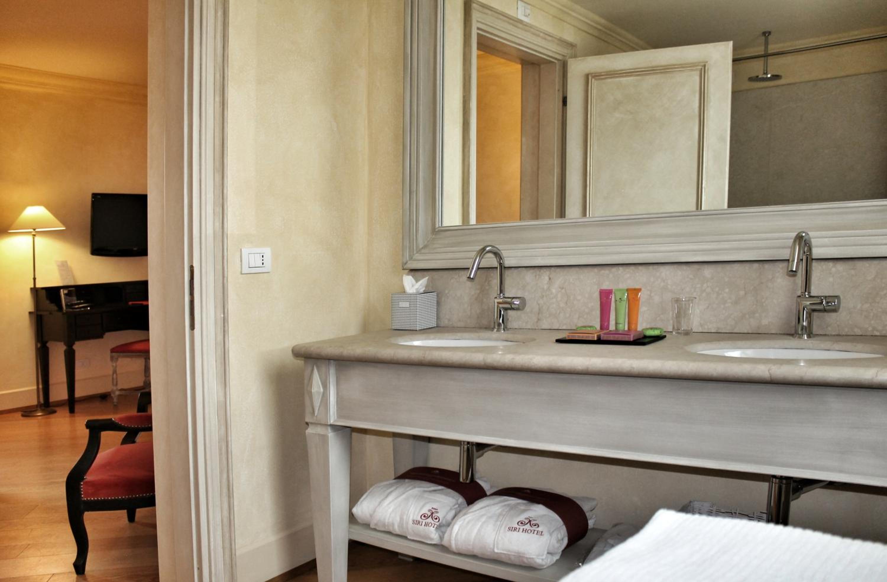 Double or Twin Room - Photo 11