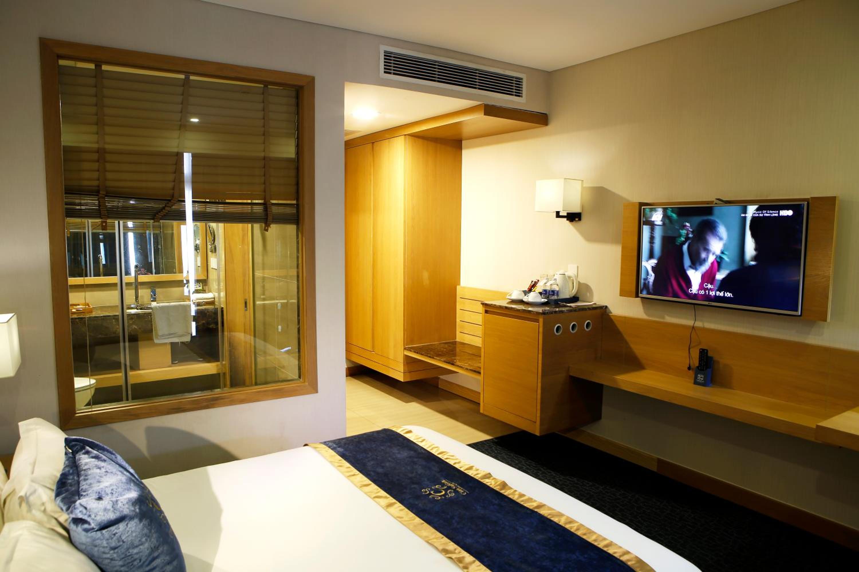 Deluxe Double Room with Window photo 3