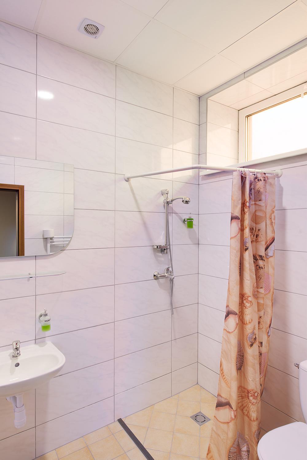 Twin Room with Bathroom - Photo 3