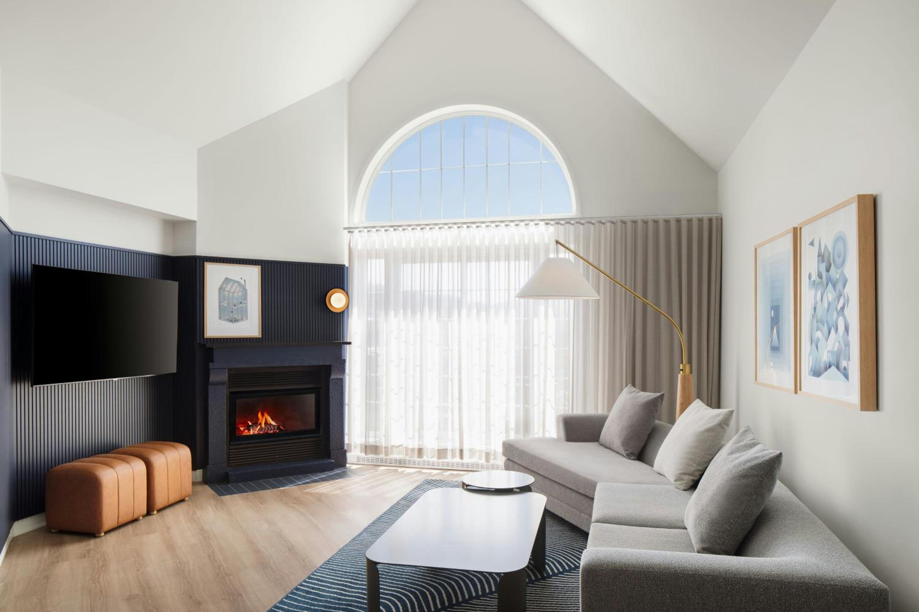 One-Bedroom Large King Suite with Sofa Bed and Fireplace