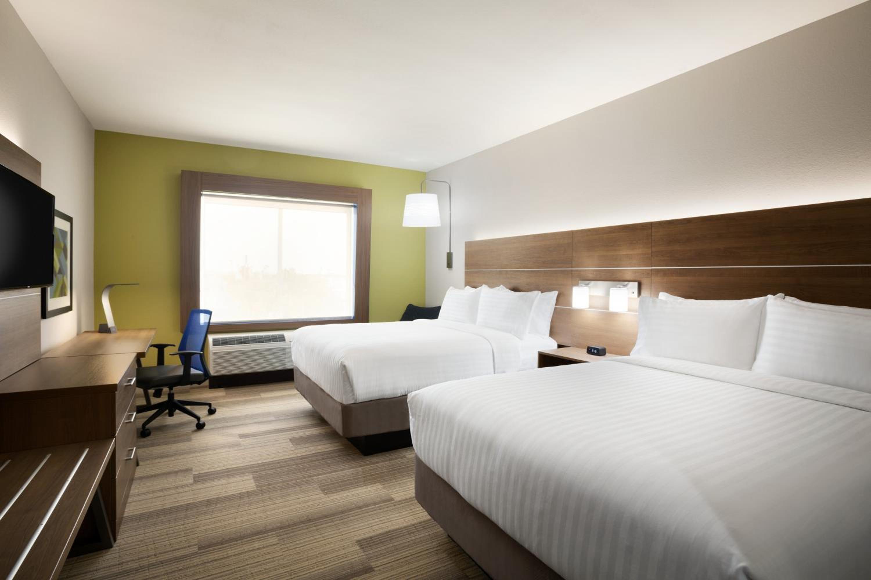Standard Room with Two Queen Beds photo 1