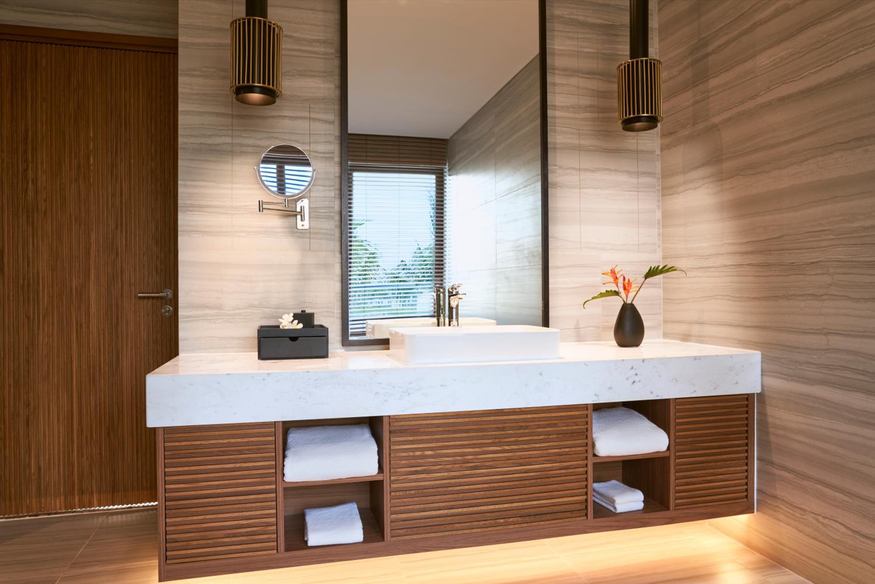 Three-Bedroom Villa with Private Pool and Lake View - Photo 10
