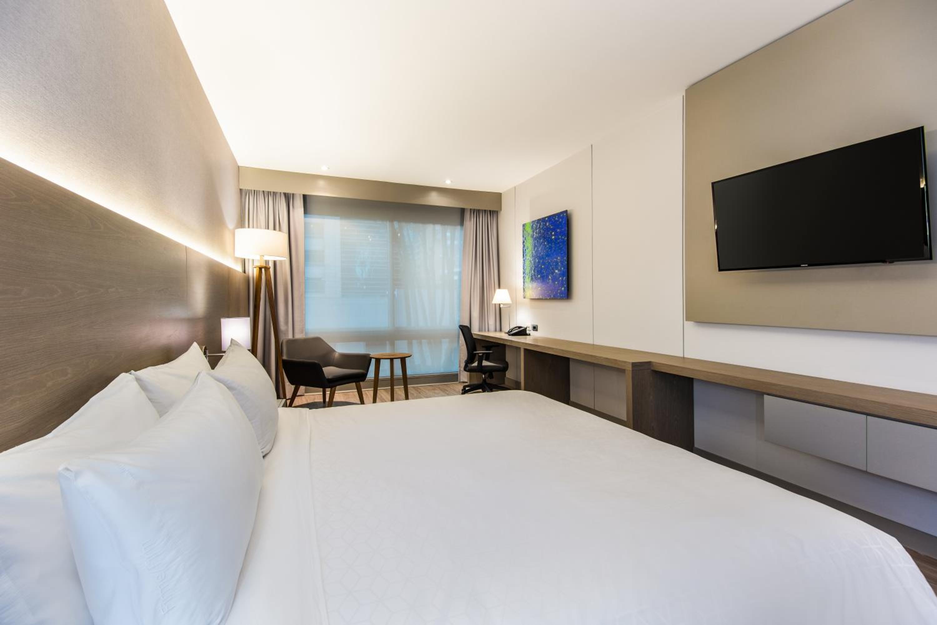 Standard King Room - Photo 5