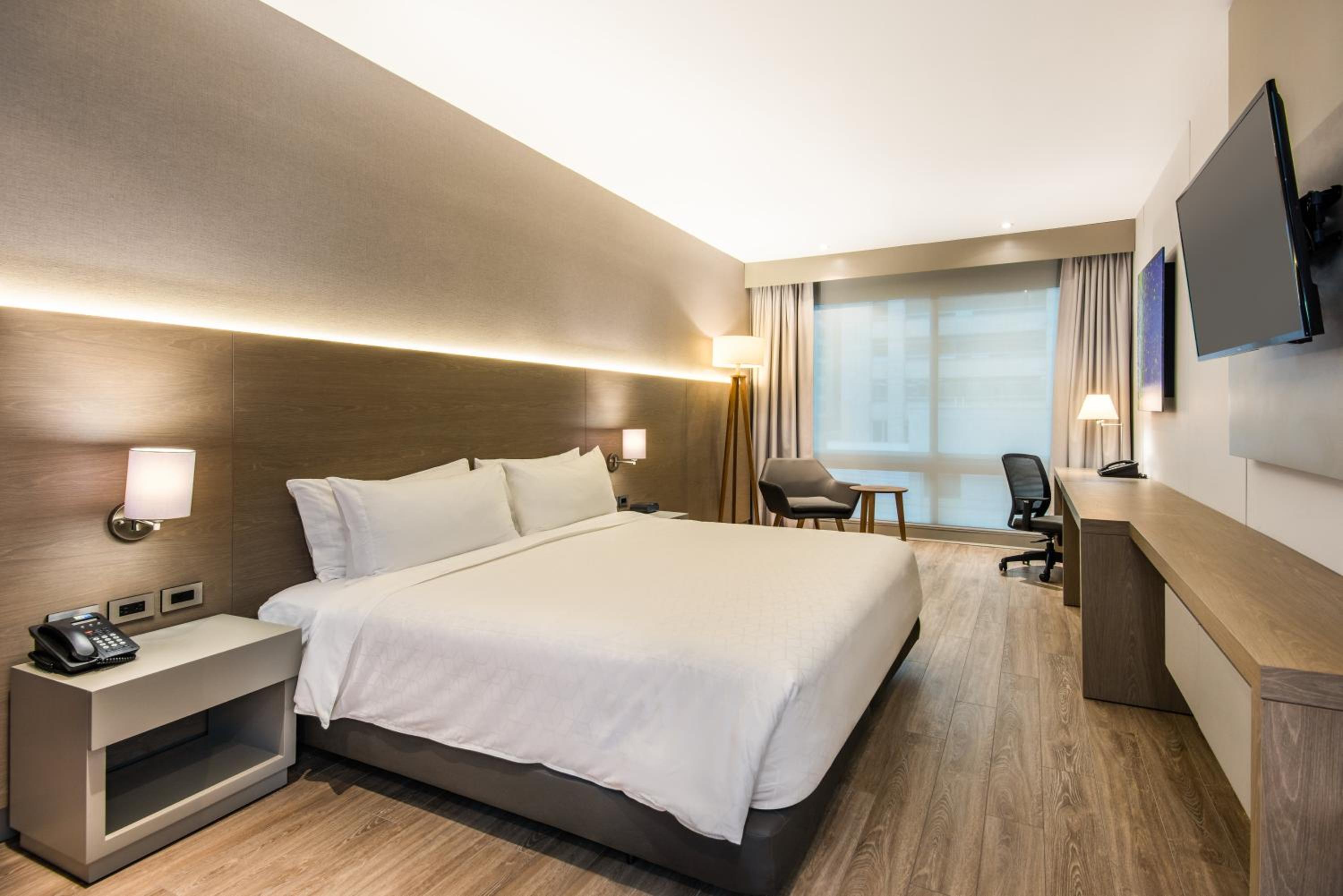 Standard King Room - Accessible - Photo 3