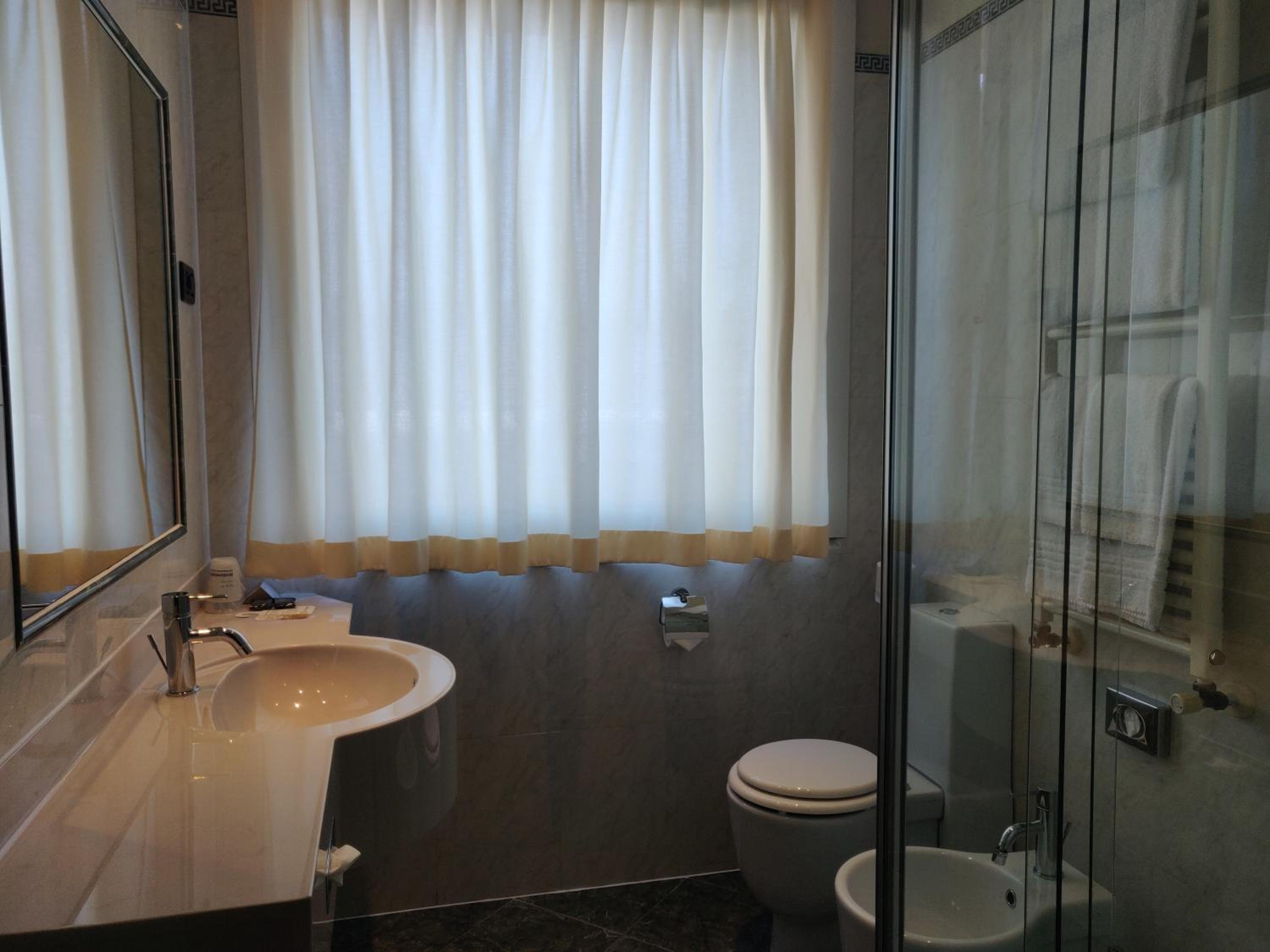 Executive Queen Room - Photo 11