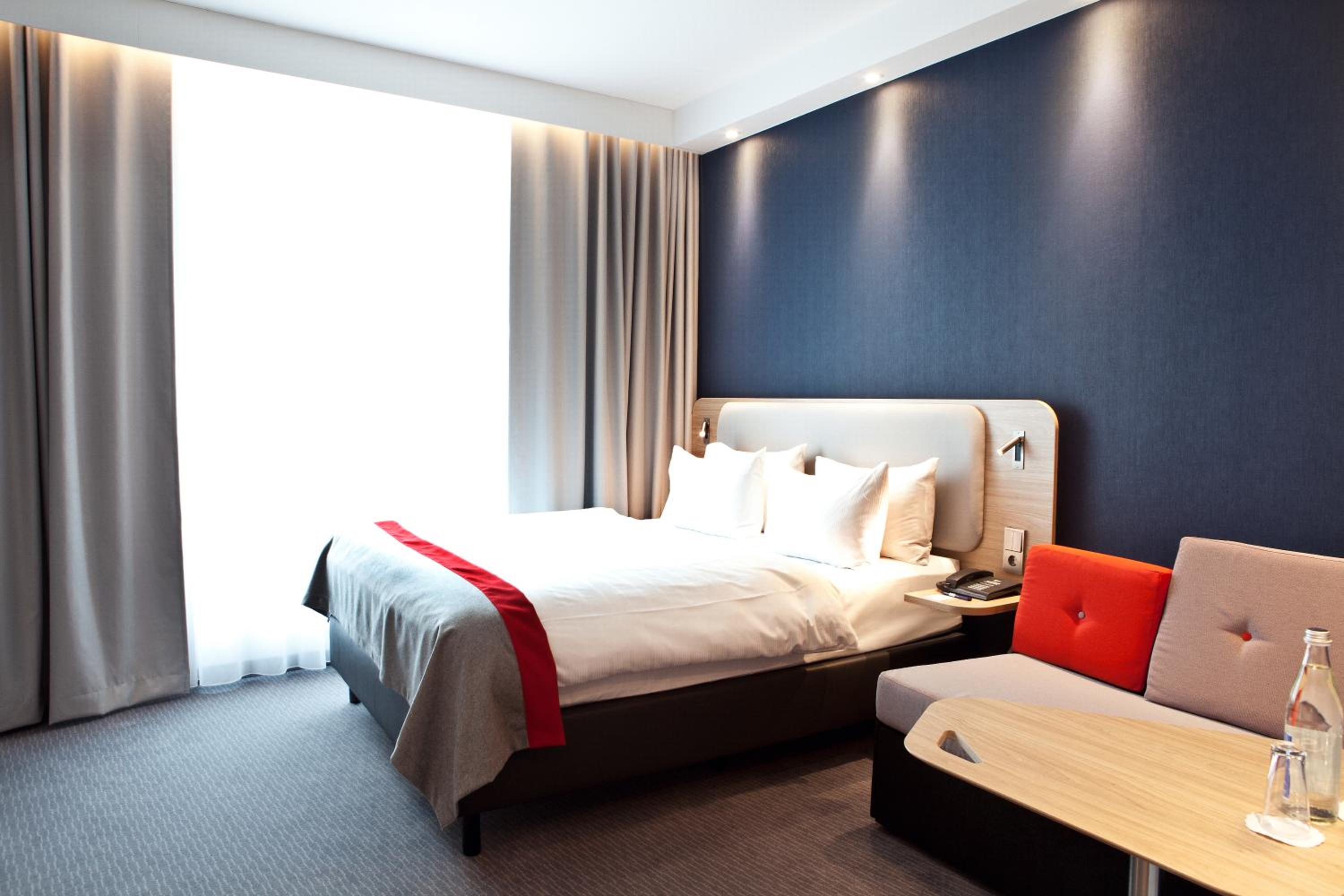 Standard Queen Room with Single Sofa Bed - Photo 6