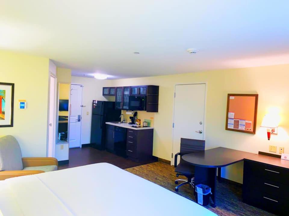 Studio Suite with Two Queen Beds and Hearing Mobility Accessible Tub photo 3