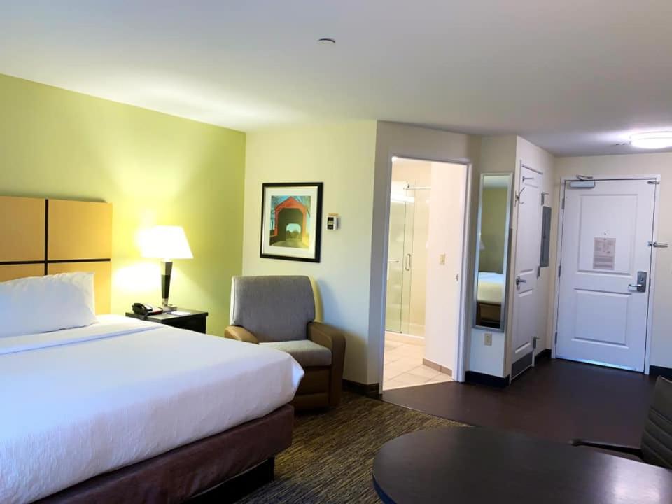 One-Bedroom King Suite - Communications Accessible photo 3