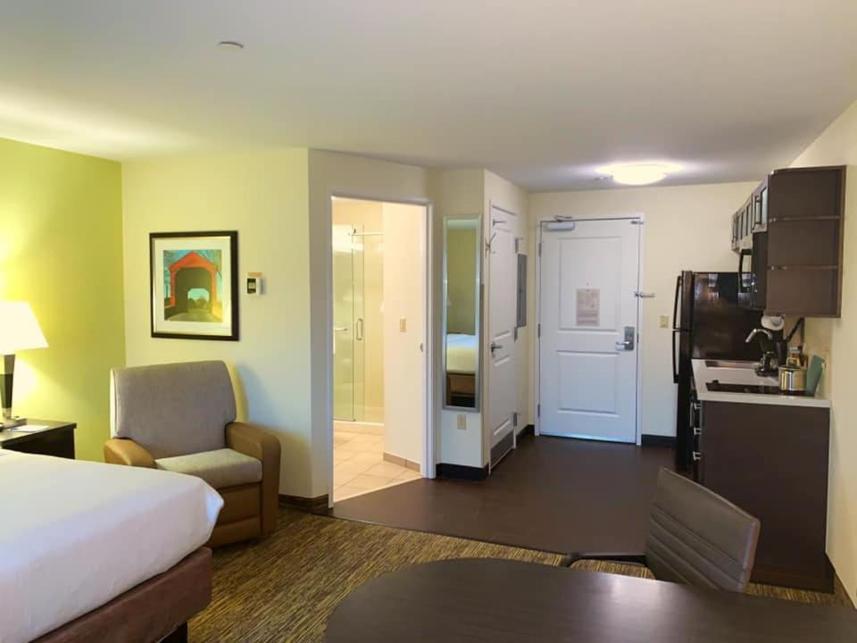 Studio Suite with Two Queen Beds and Hearing Mobility Accessible Tub photo 2