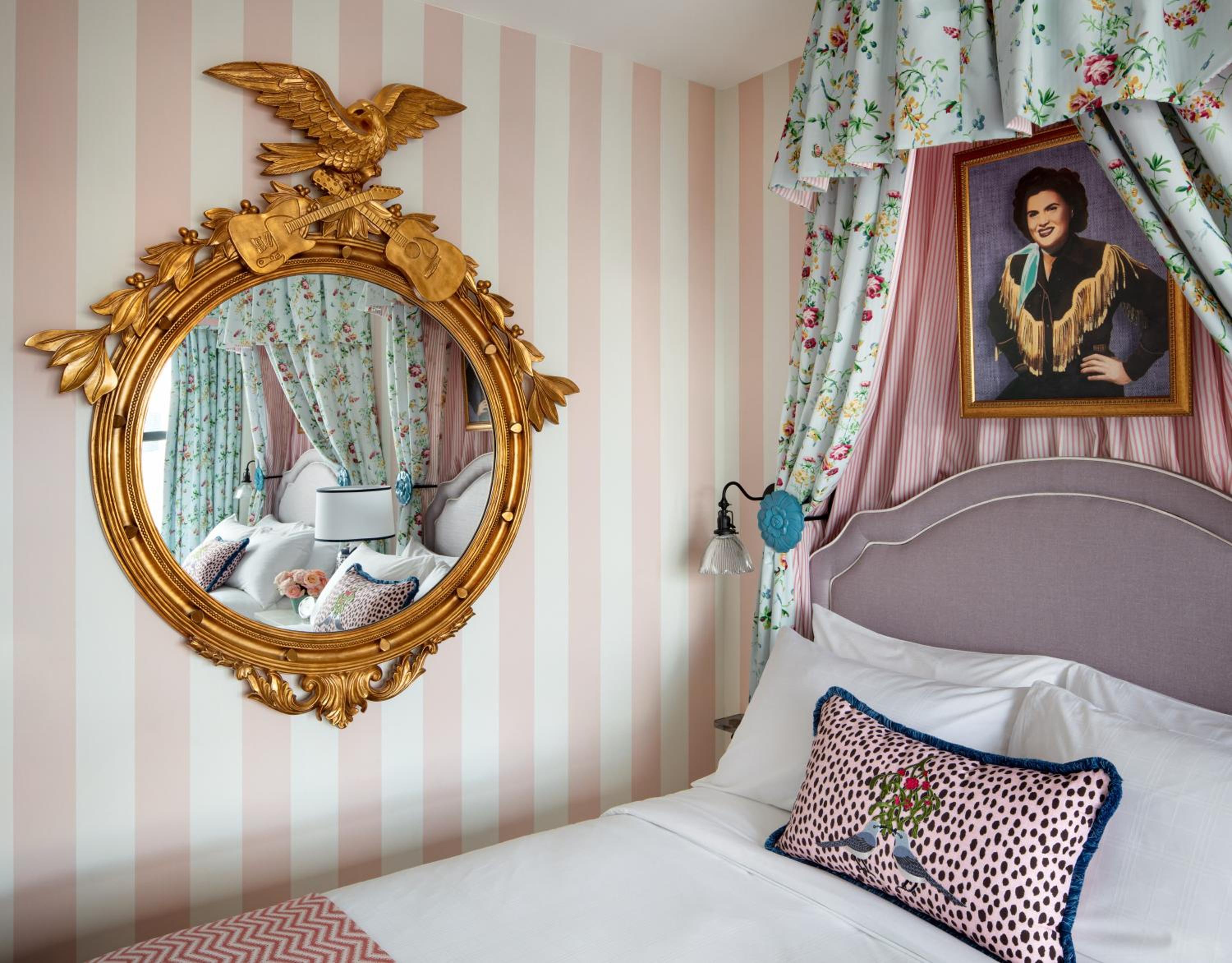 Graduate Queen Room with Two Queen Beds - Photo 3