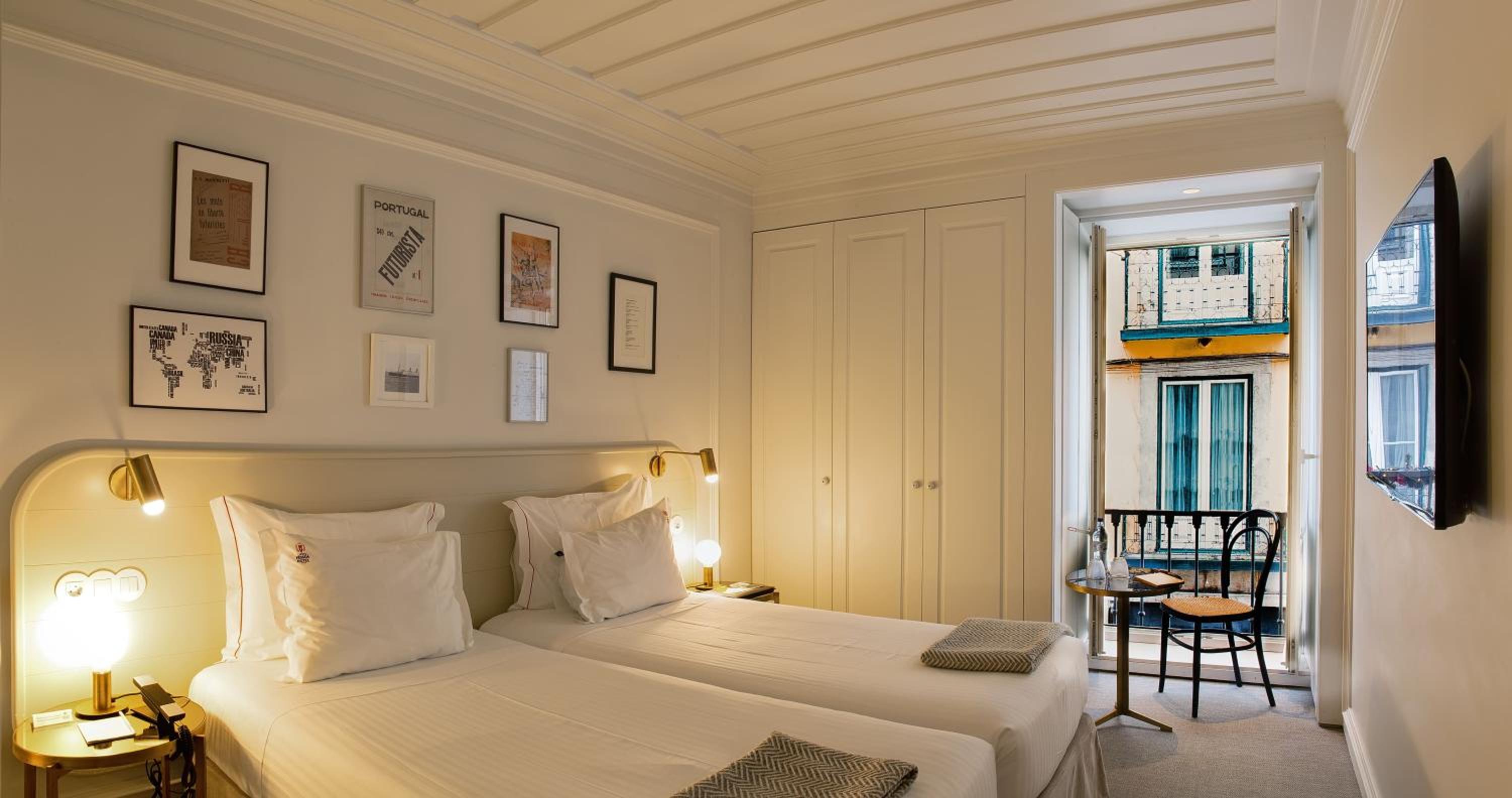 Communicating Rooms