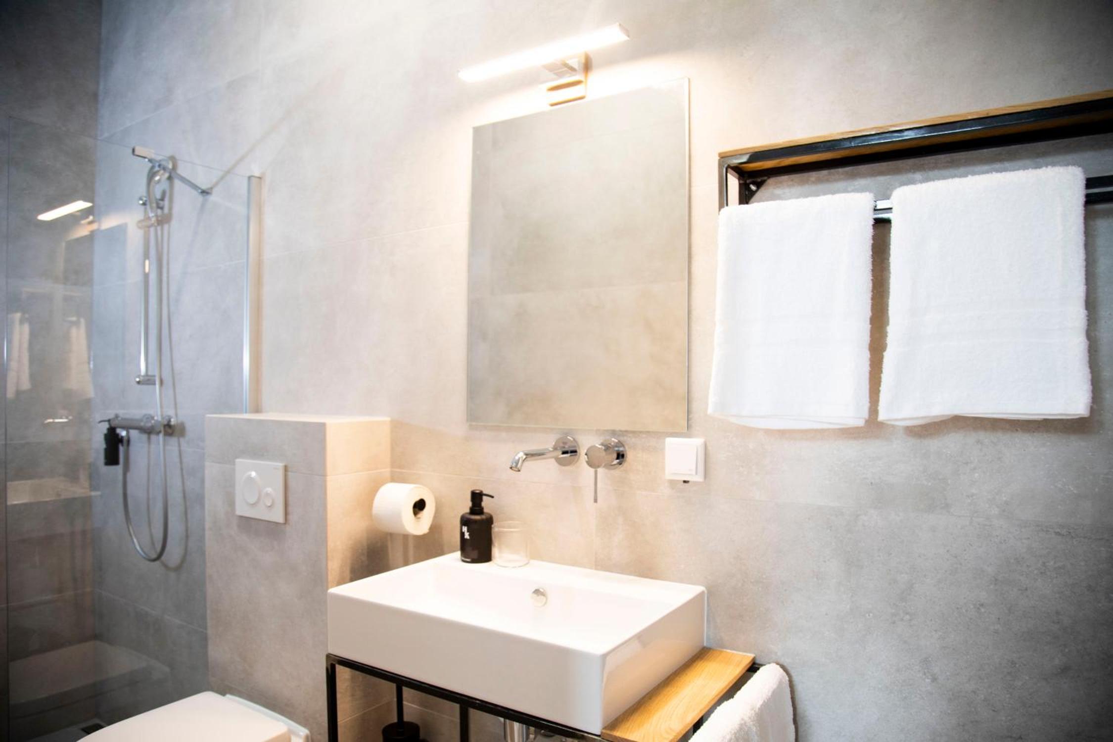 Double or Twin Room with City View - Photo 6