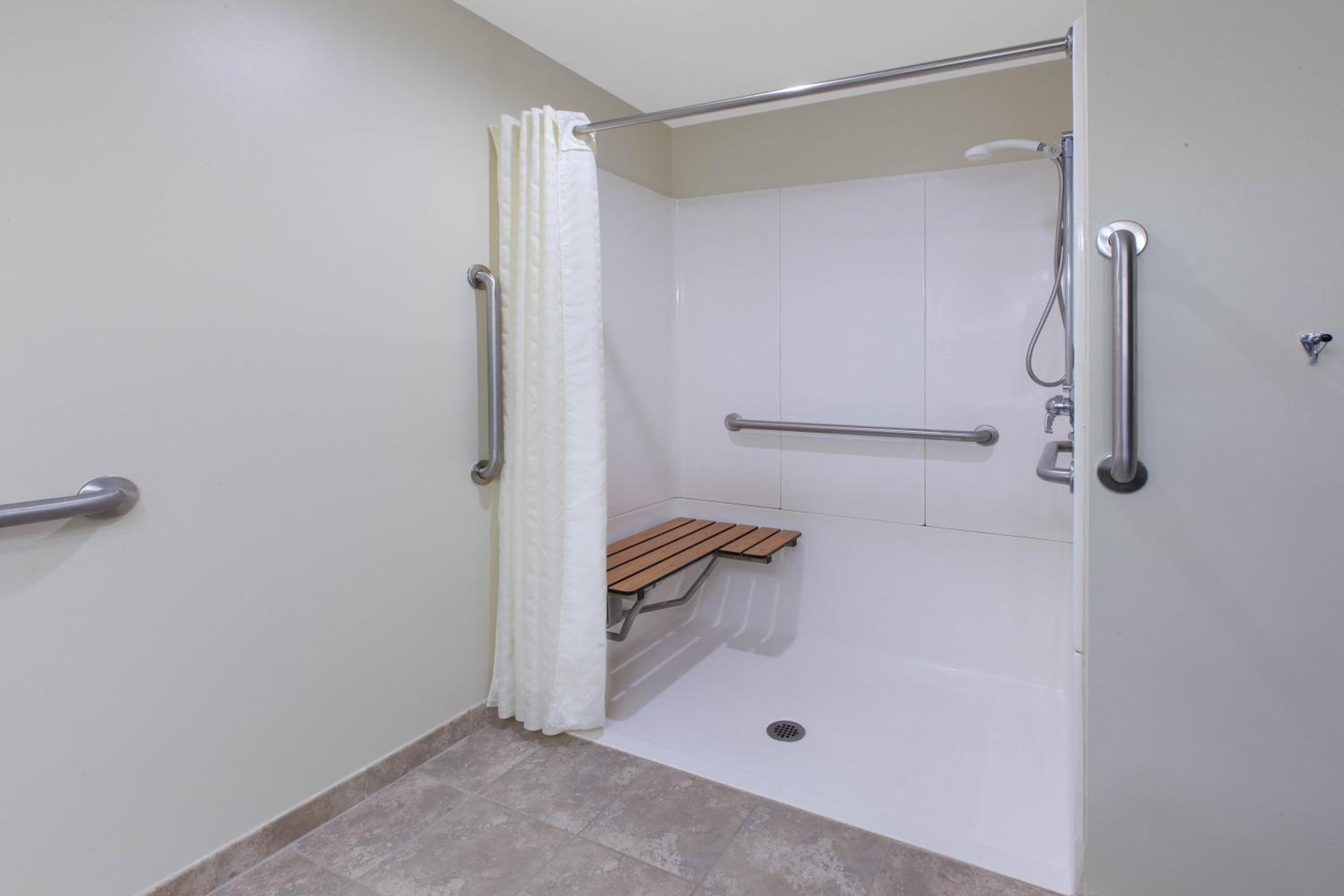 Queen Room - Mobility Access/Non-Smoking - Photo 5