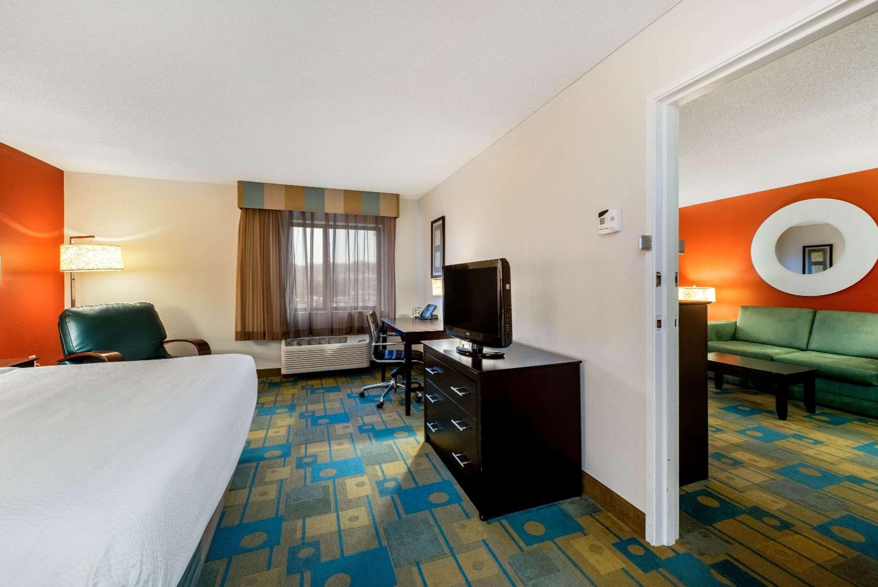 Deluxe King Suite - Photo 3