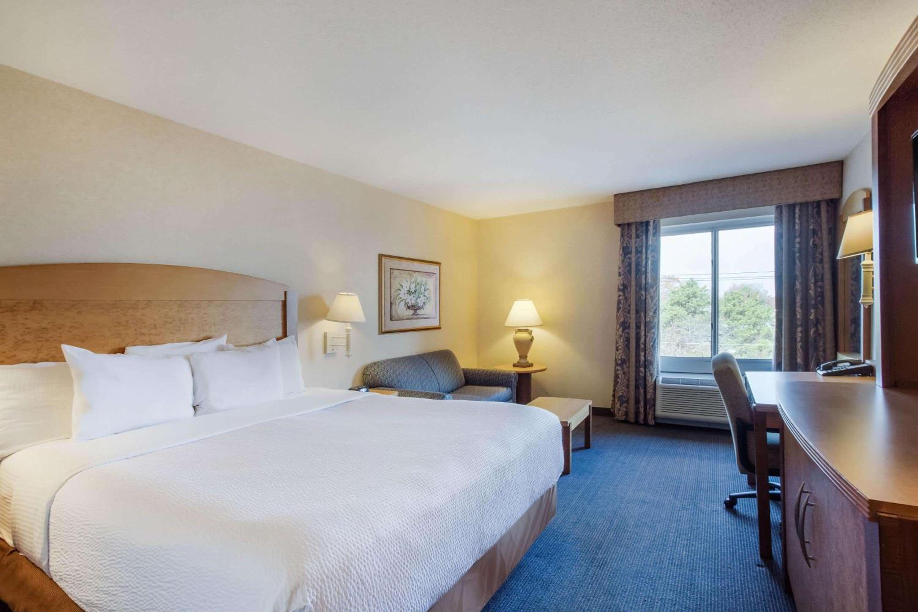 Deluxe King Room at La Quinta by Wyndham Islip - MacArthur Airport in Bohemia