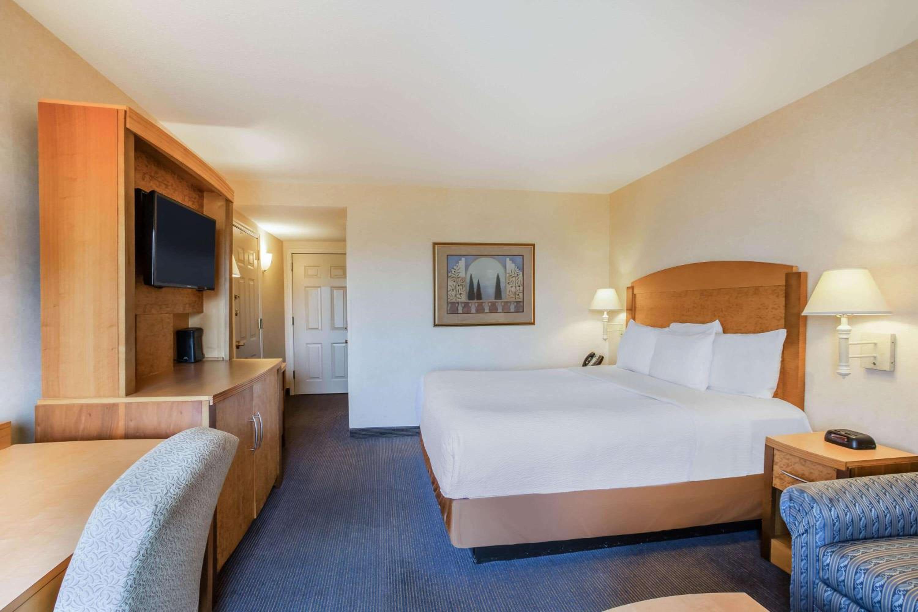 King Room - Disability Access at La Quinta by Wyndham Islip - MacArthur Airport in Bohemia