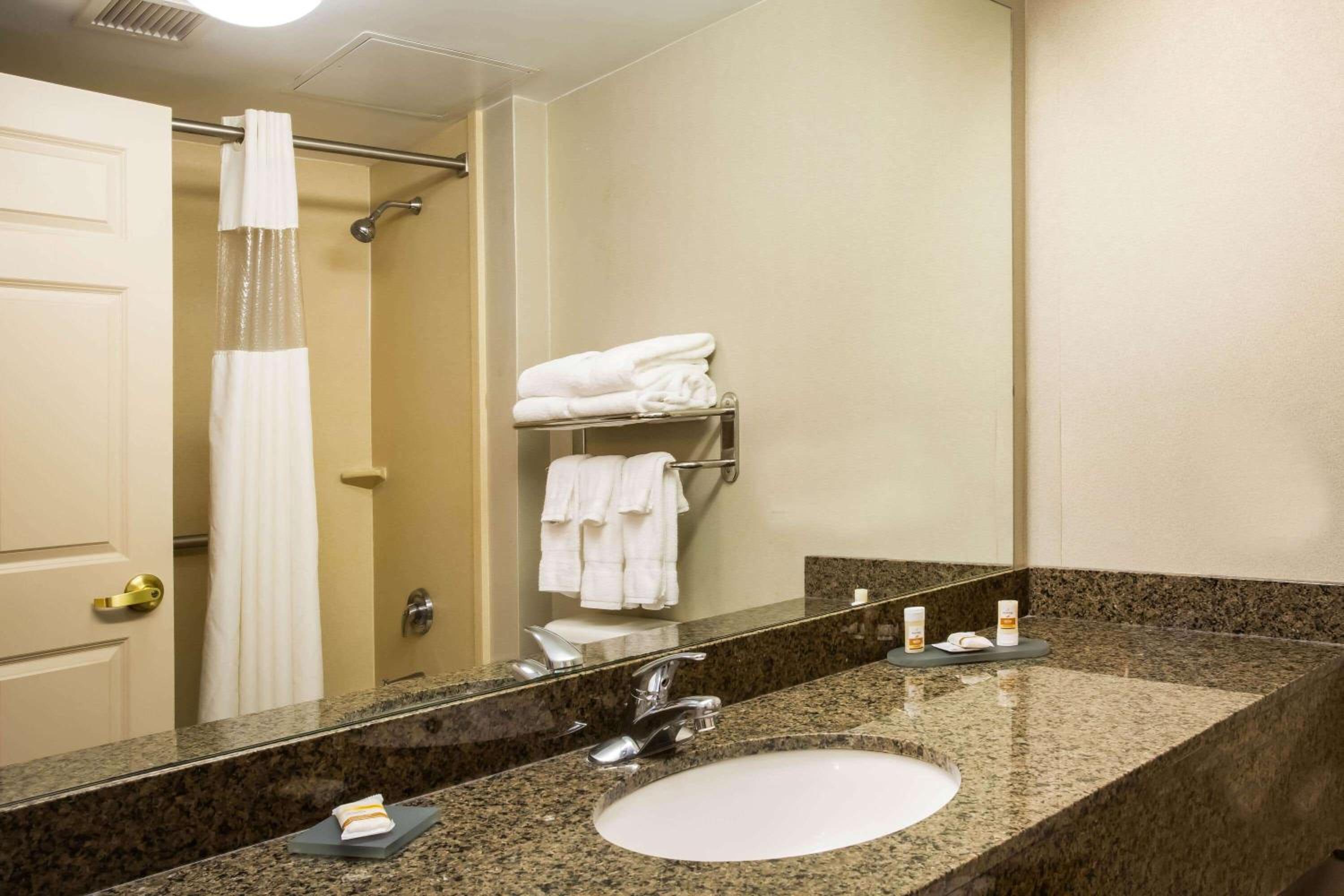 Double Room with Two Double Beds - Photo 2