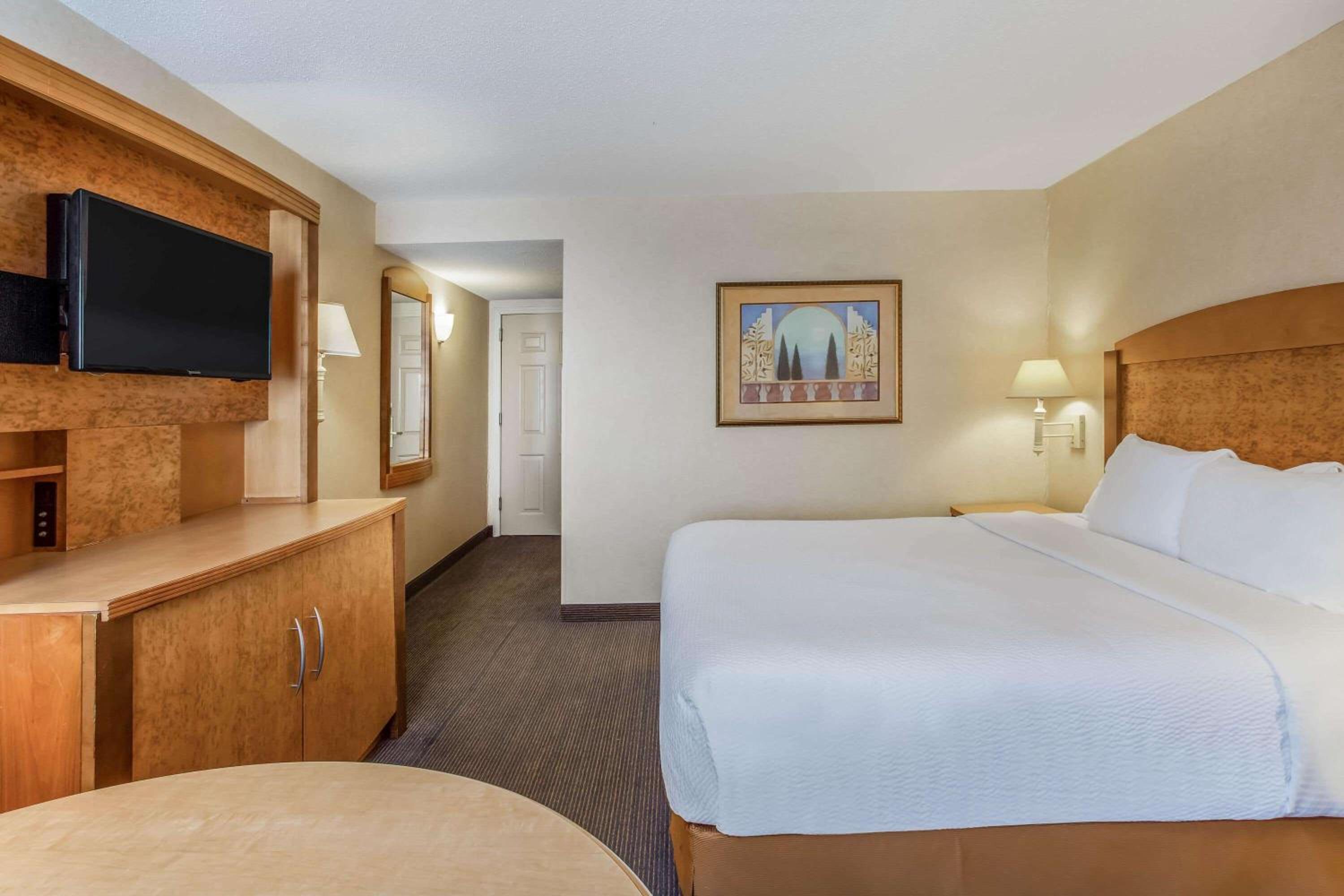 King Suite at La Quinta by Wyndham Islip - MacArthur Airport in Bohemia